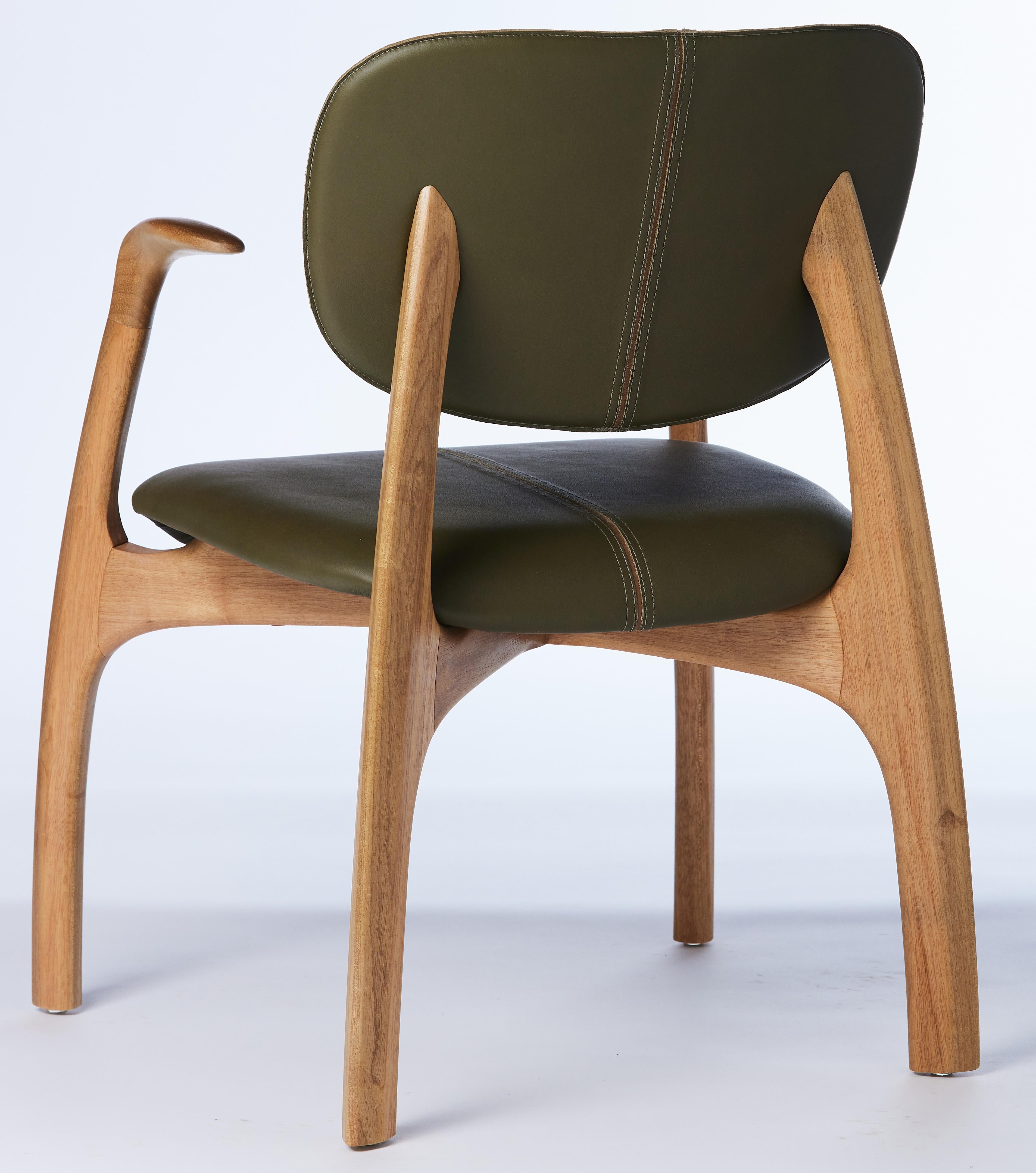 Moderne Chaise contemporaine brésilienne Surf en bois et tissu avec bras  par Lattoog en vente