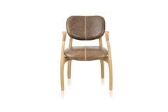 Chaise contemporaine brésilienne Surf en bois et cuir avec bras  par Lattoog