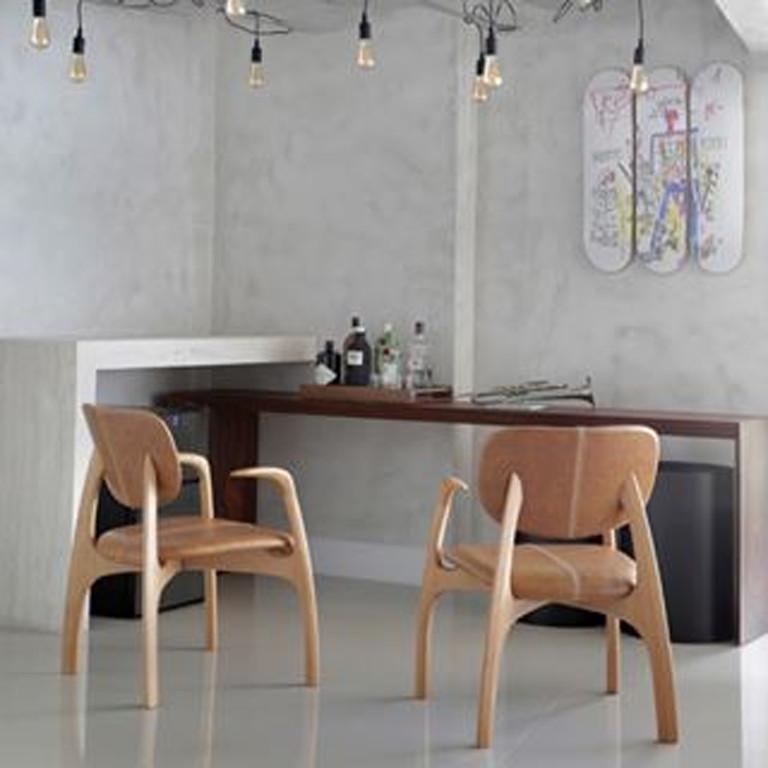 XXI secolo e contemporaneo Sedia brasiliana contemporanea Surf in Wood e pelle con braccioli di Lattoog in vendita