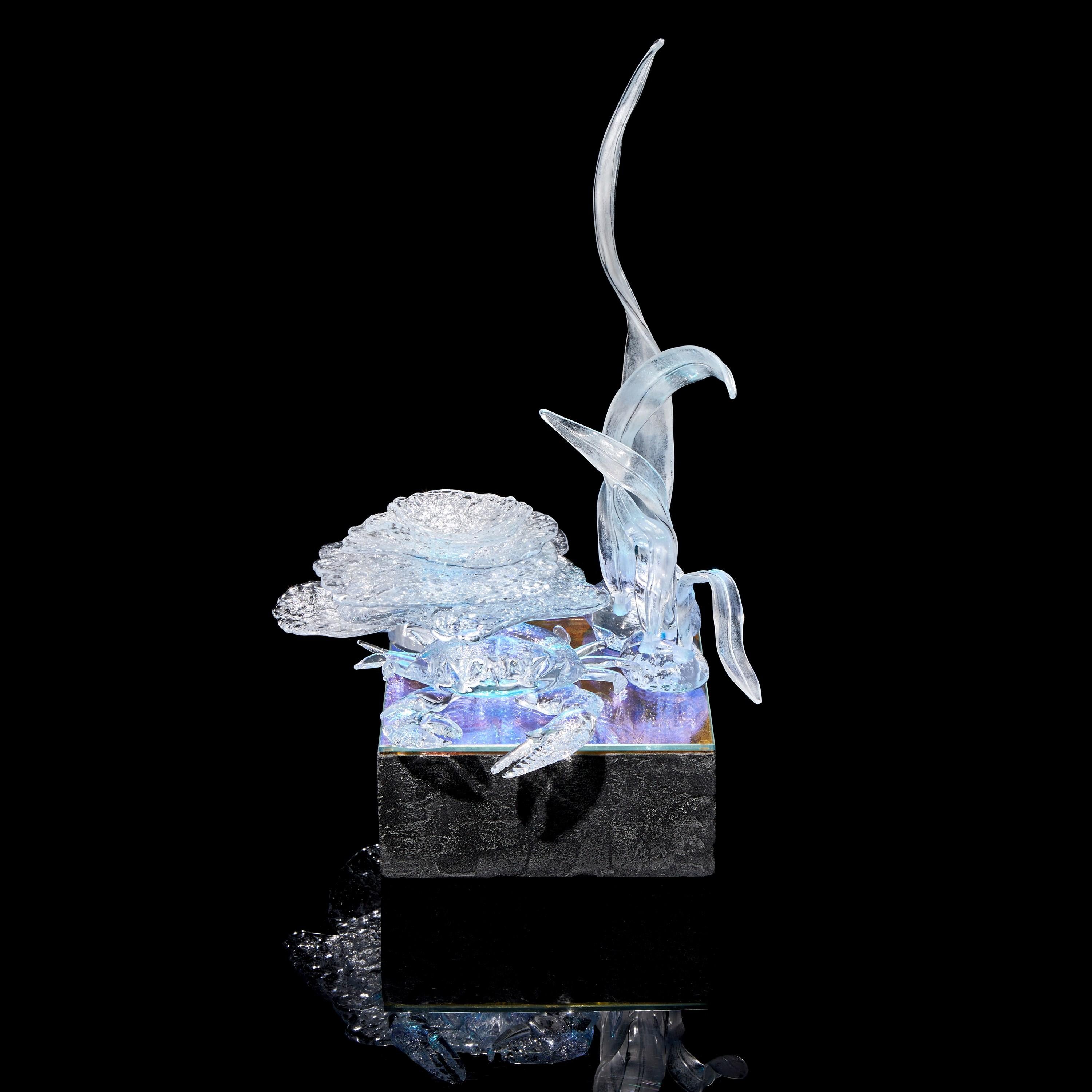 Britannique Surf - Nature morte avec crabe, œuvre d'art en verre d'Ellinois Walker en vente