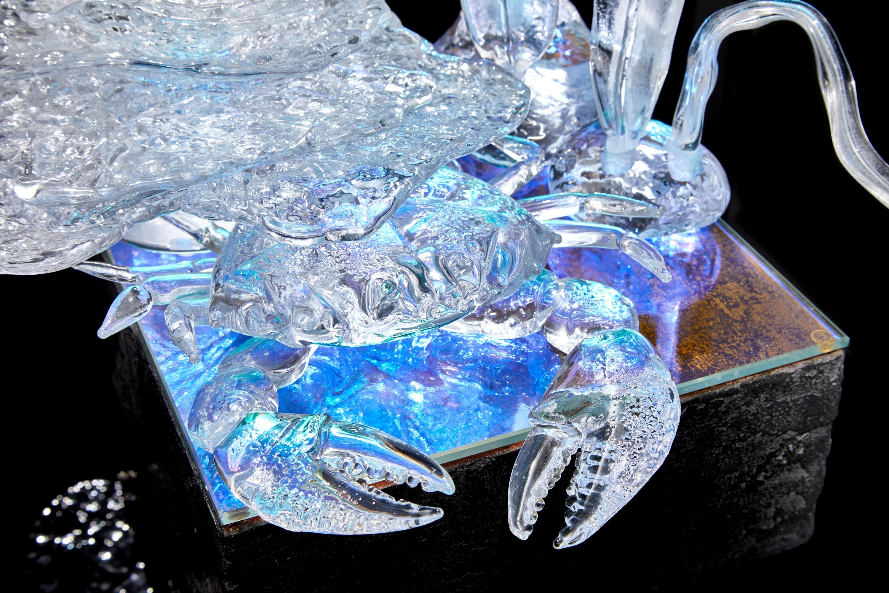 Fait main Surf - Nature morte avec crabe, œuvre d'art en verre d'Ellinois Walker en vente