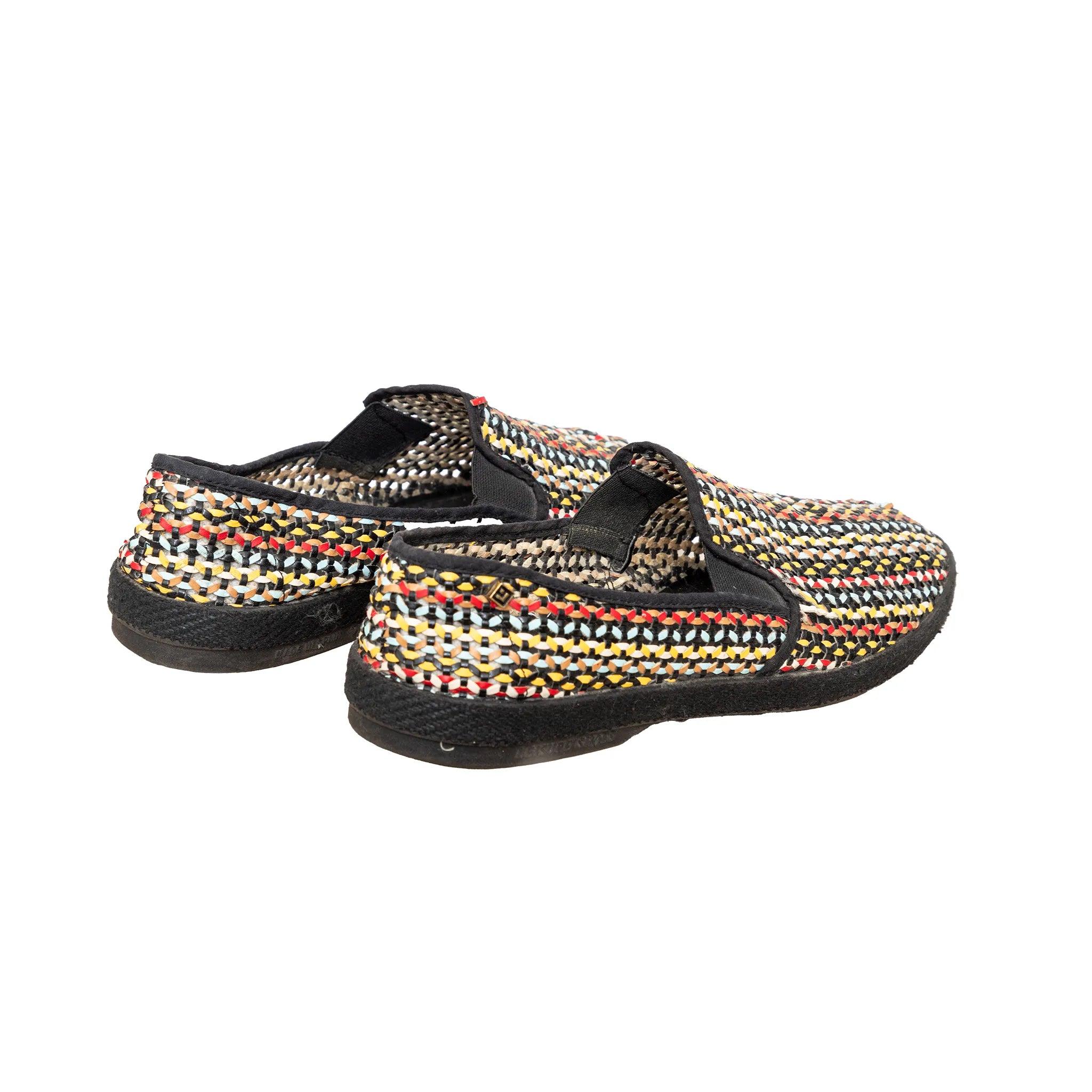 Una collaborazione tra Surface to Air e Rivieras, la slip-on Dark Zelco è caratterizzata da una tomaia intrecciata colorata, un motivo strutturato e un'elegante suola nera. 
 Osservazioni: Ci sono alcuni strappi sulle trecce. 
 Materiale: Sintetico