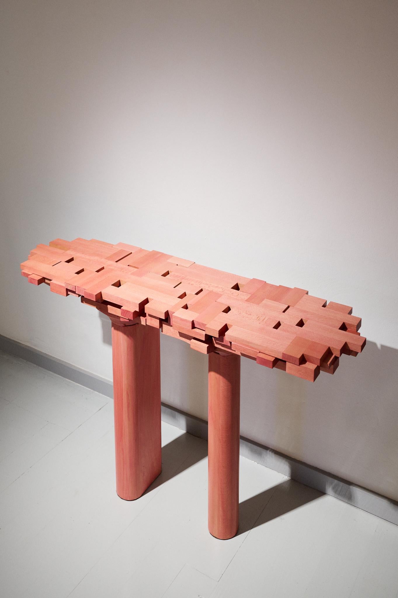 An der Schnittstelle zwischen Industriedesign und Handwerkskunst sind Shos skulpturale Arbeiten sowohl minimalistisch als auch vielschichtig. Jedes Sammlerstück wird von Sho selbst handgefertigt. Die endgültige Form entwickelt sich langsam im Laufe