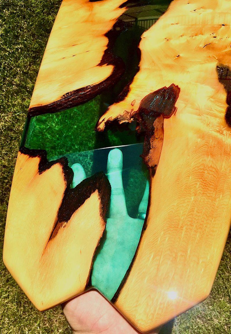 Surfboard-Kunstwerk „Harlekin-Schuhe“ von Joshua Marks (Epoxidharz)