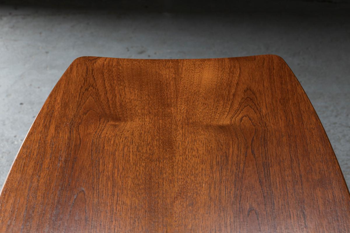 ‘Surfboard’ Coffee table in Teak wood with Magazine shelf, Dutch design, 1960’s In Good Condition In Antwerpen, BE