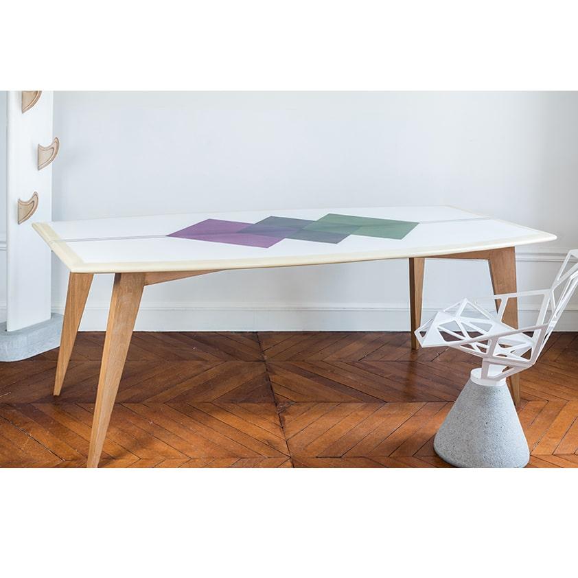 This dining or conference table recalls the longboard curves, the vintage Burlington pattern and the shaded colors give to the diner table a distinguished character.
It is the perfect mixed between simplicity and authenticity.
Young, forceful, and