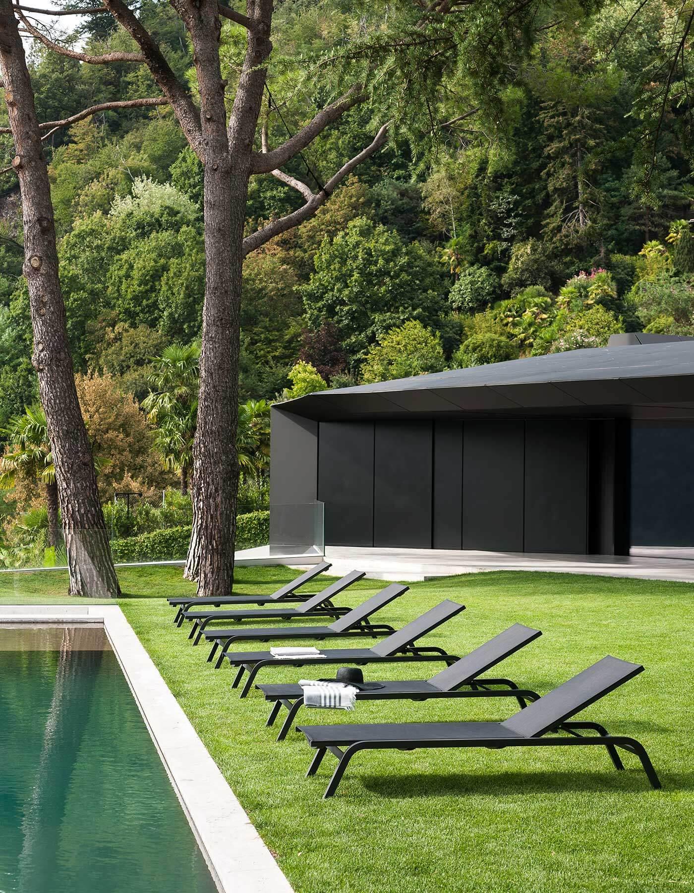 The Surfer Sunlounger by luxury outdoor Italian manufacturer RODA. The garden sunbed in all its practicality and elegance: thanks to the fully reclining backrest and the contemporary and sinuous shape, SURFER collection is a valuable ally for every