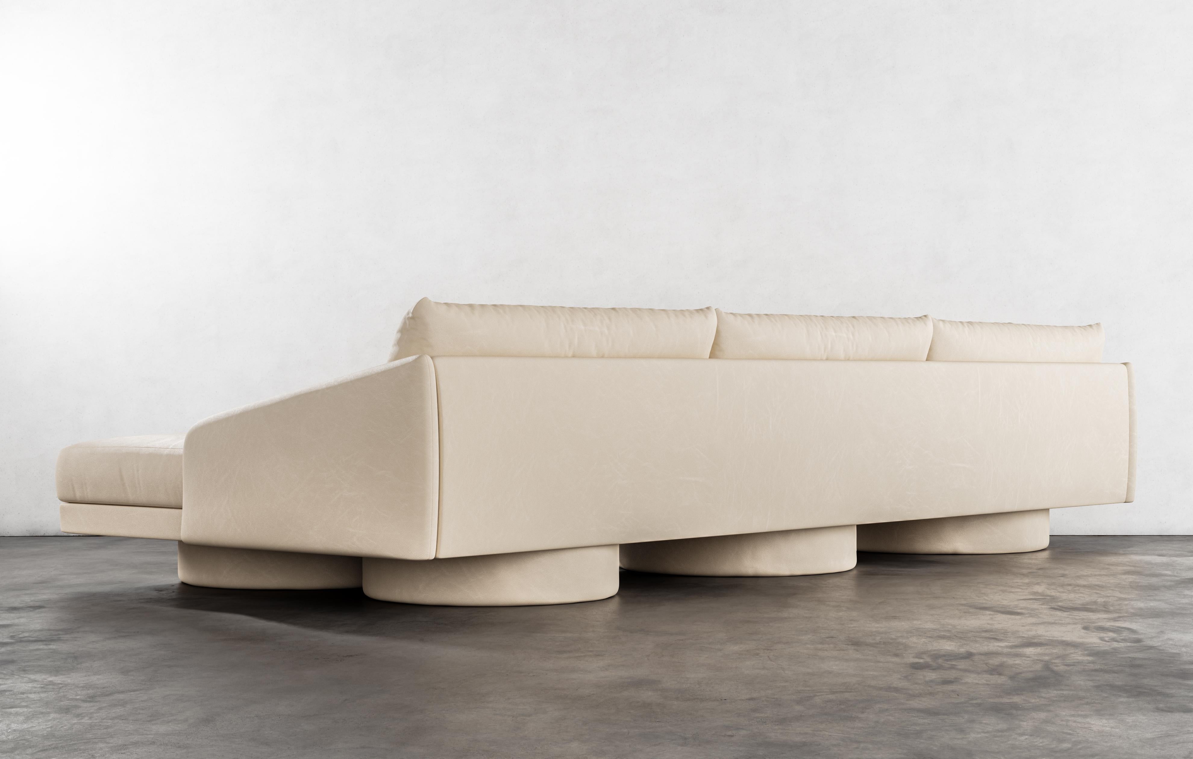 Moderne SURGE SECTIONAL - Canapé sectionnel moderne en faux cuir crème en vente