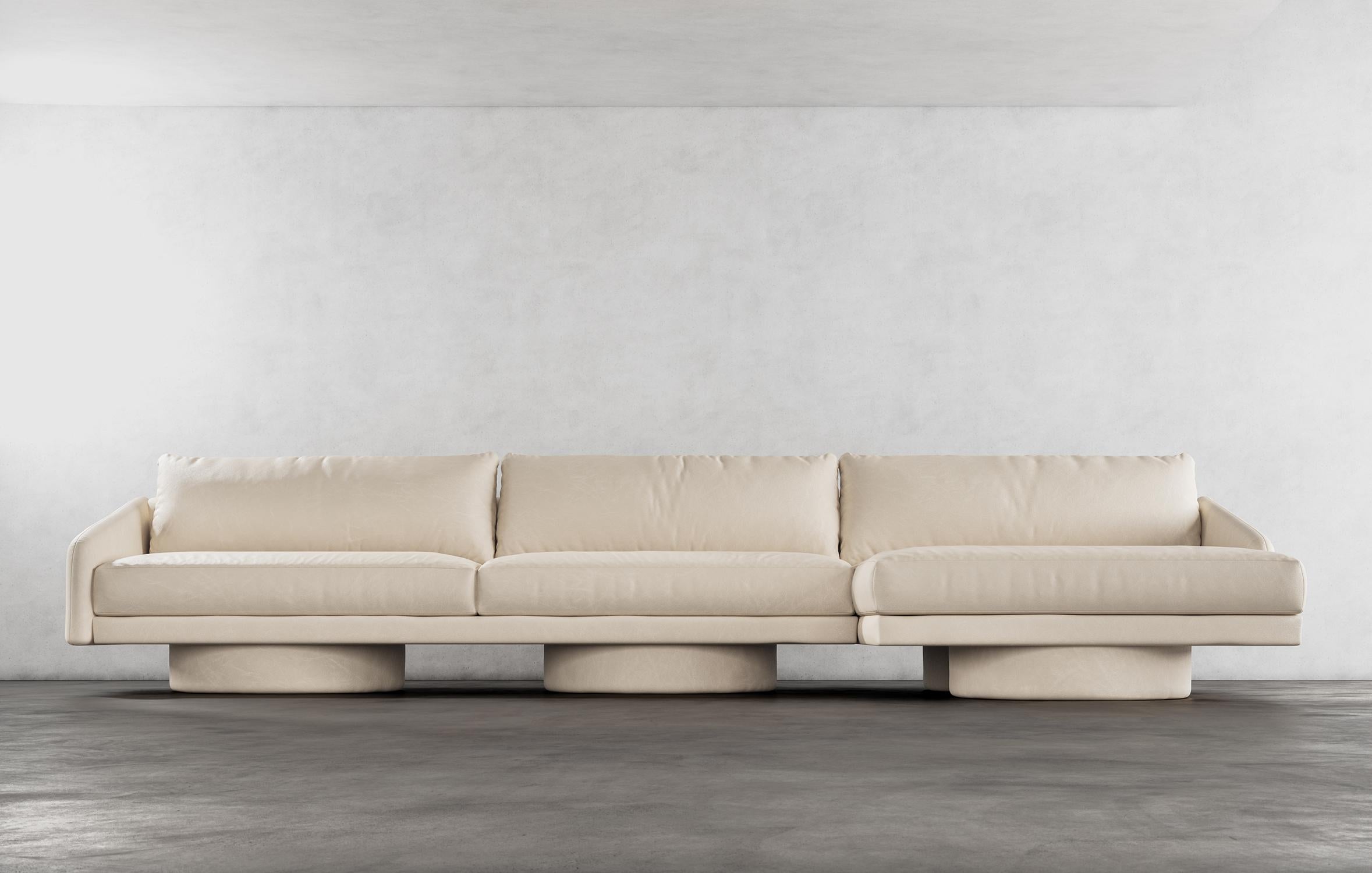 SURGE SECTIONAL – Modernes Sofa mit Untergestell aus cremefarbenem Kunstleder im Zustand „Neu“ im Angebot in Laguna Niguel, CA