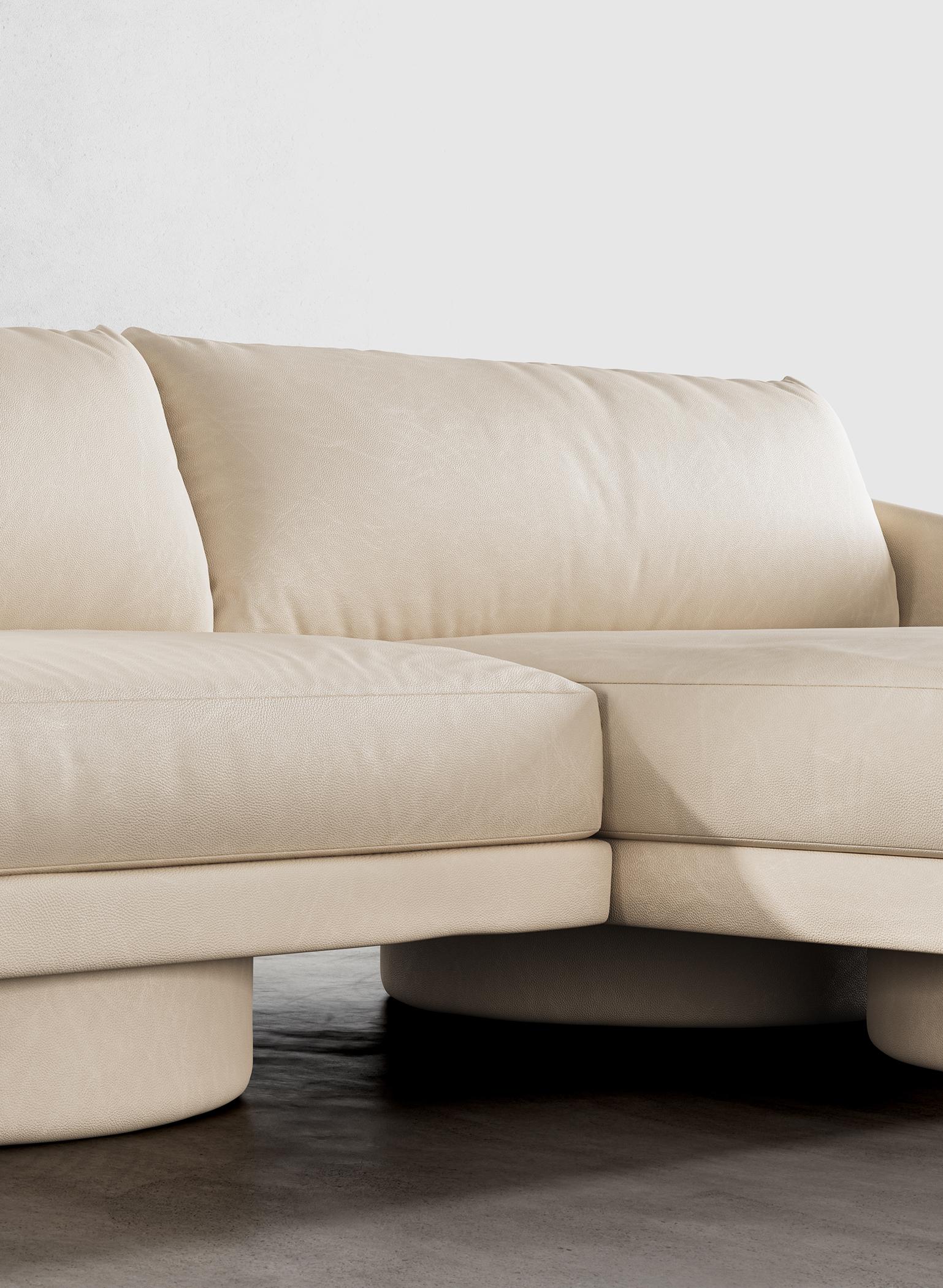SURGE SECTIONAL – Modernes Sofa mit Untergestell aus cremefarbenem Kunstleder (21. Jahrhundert und zeitgenössisch) im Angebot