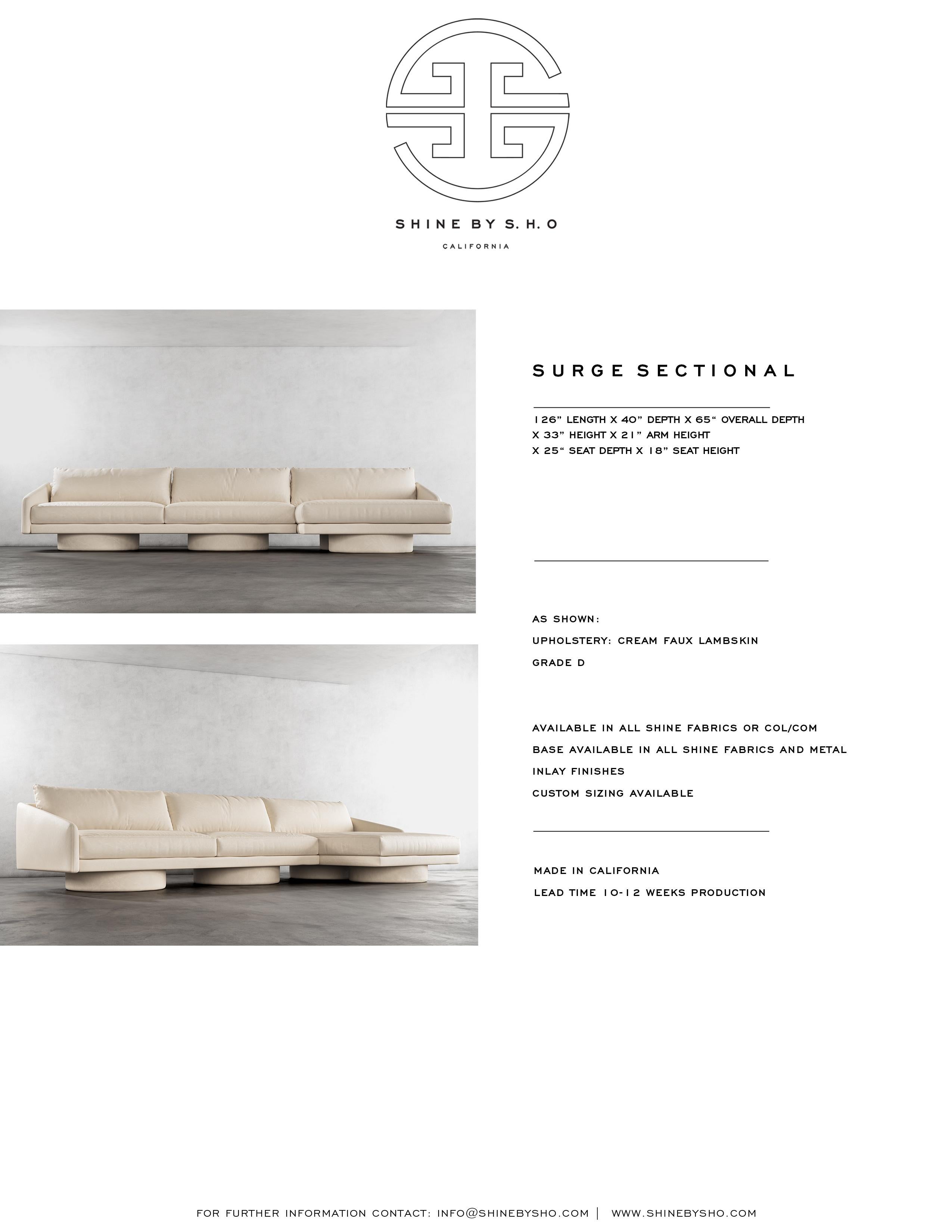 SURGE SECTIONAL – Modernes Sofa mit Untergestell aus cremefarbenem Kunstleder (Polster) im Angebot
