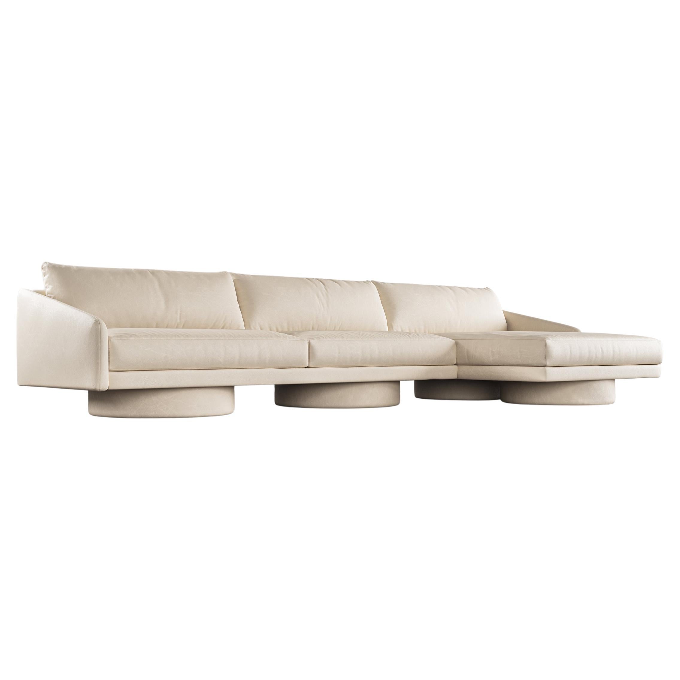 SURGE SECTIONAL – Modernes Sofa mit Untergestell aus cremefarbenem Kunstleder im Angebot