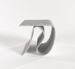 Tavolino Surge in tela di cemento di Neal Aronowitz