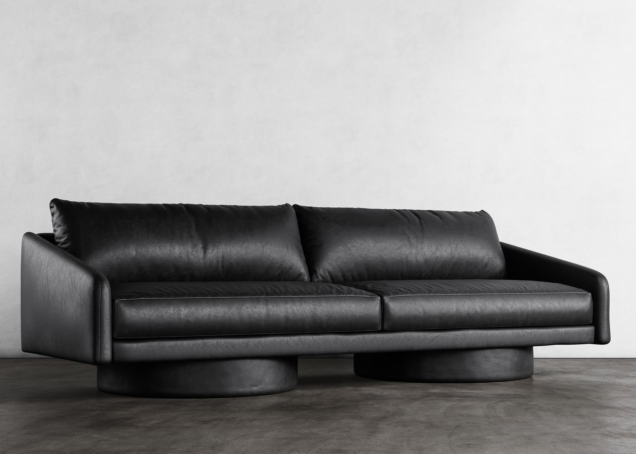 SURGE SOFA - Modernes Sofa aus schwarzem Lammfellimitat

Das Surge Sofa aus schwarzem Lammfellimitat ist ein luxuriöses und stilvolles Möbelstück, das sich perfekt für jedes moderne Wohnzimmer eignet. Dieses Sofa zeichnet sich durch ein elegantes