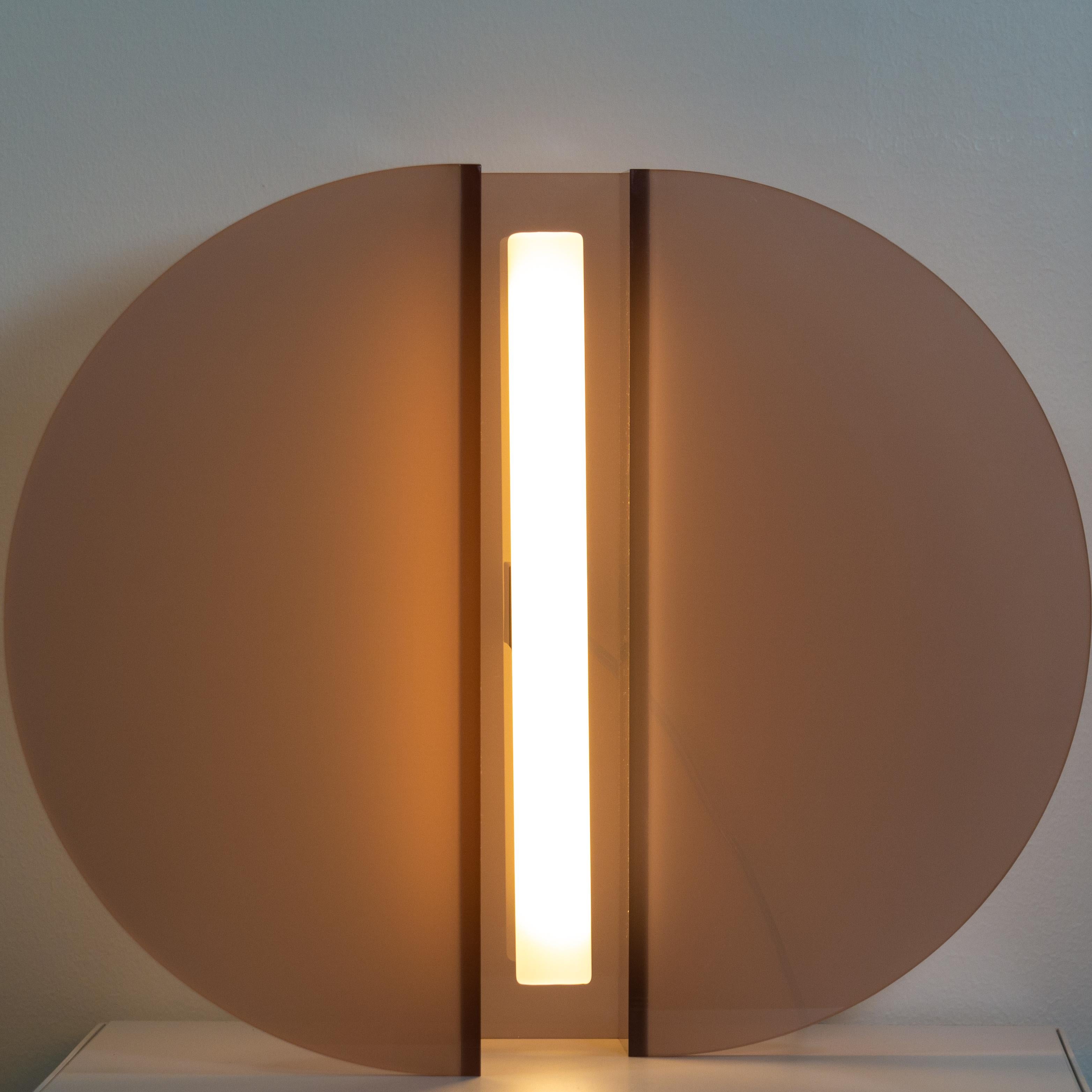 Lampe de table Surge par Studio Lampent
Dimensions : D 35 x L 41 x H 17,5 cm
Matériaux : Acrylique moulé
Poids : 2,5 kg.

Toutes nos lampes peuvent être câblées en fonction de chaque pays. Si elle est vendue aux États-Unis, elle sera câblée pour les