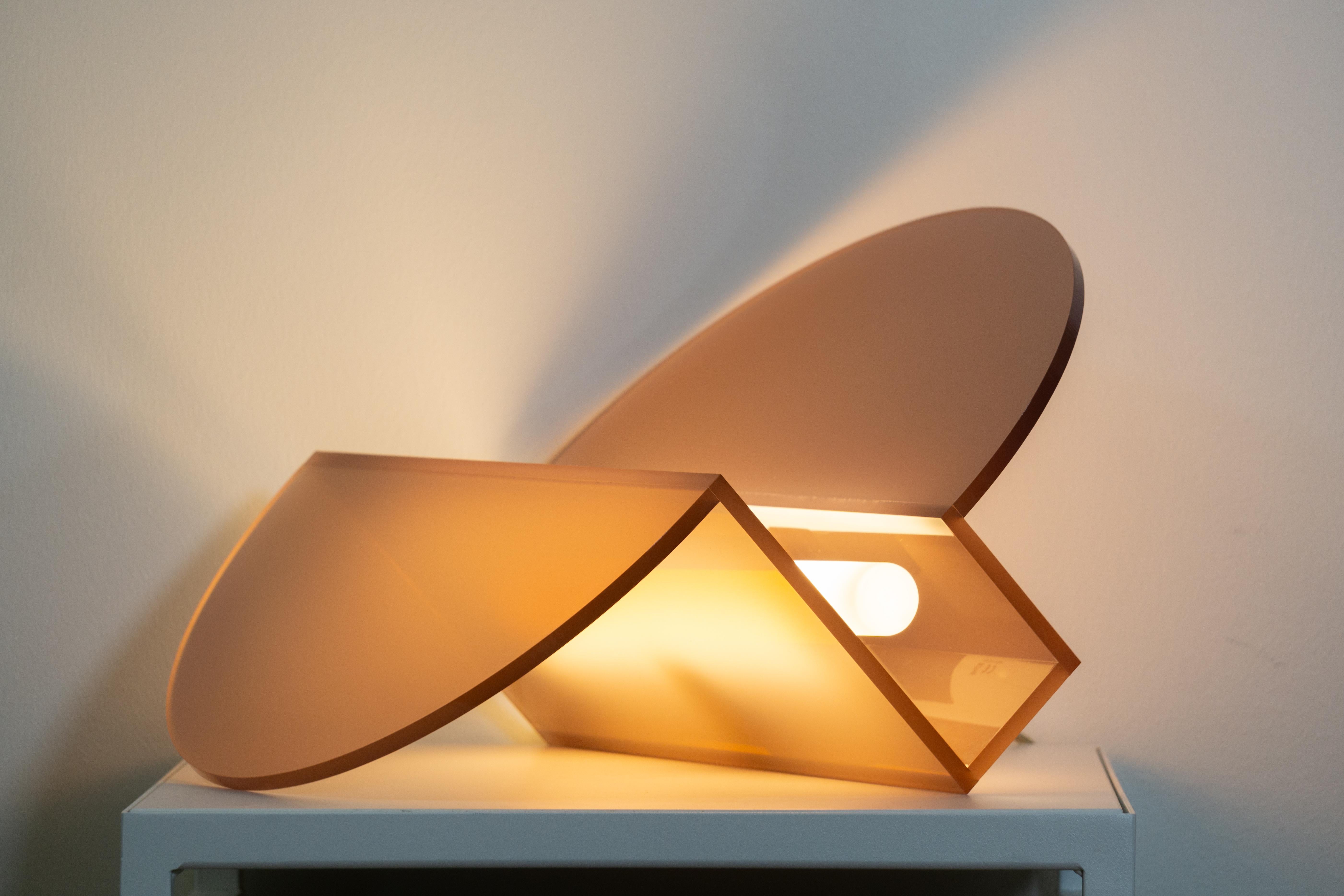 Postmoderne Lampe de table Surge de Studio Lampent en vente