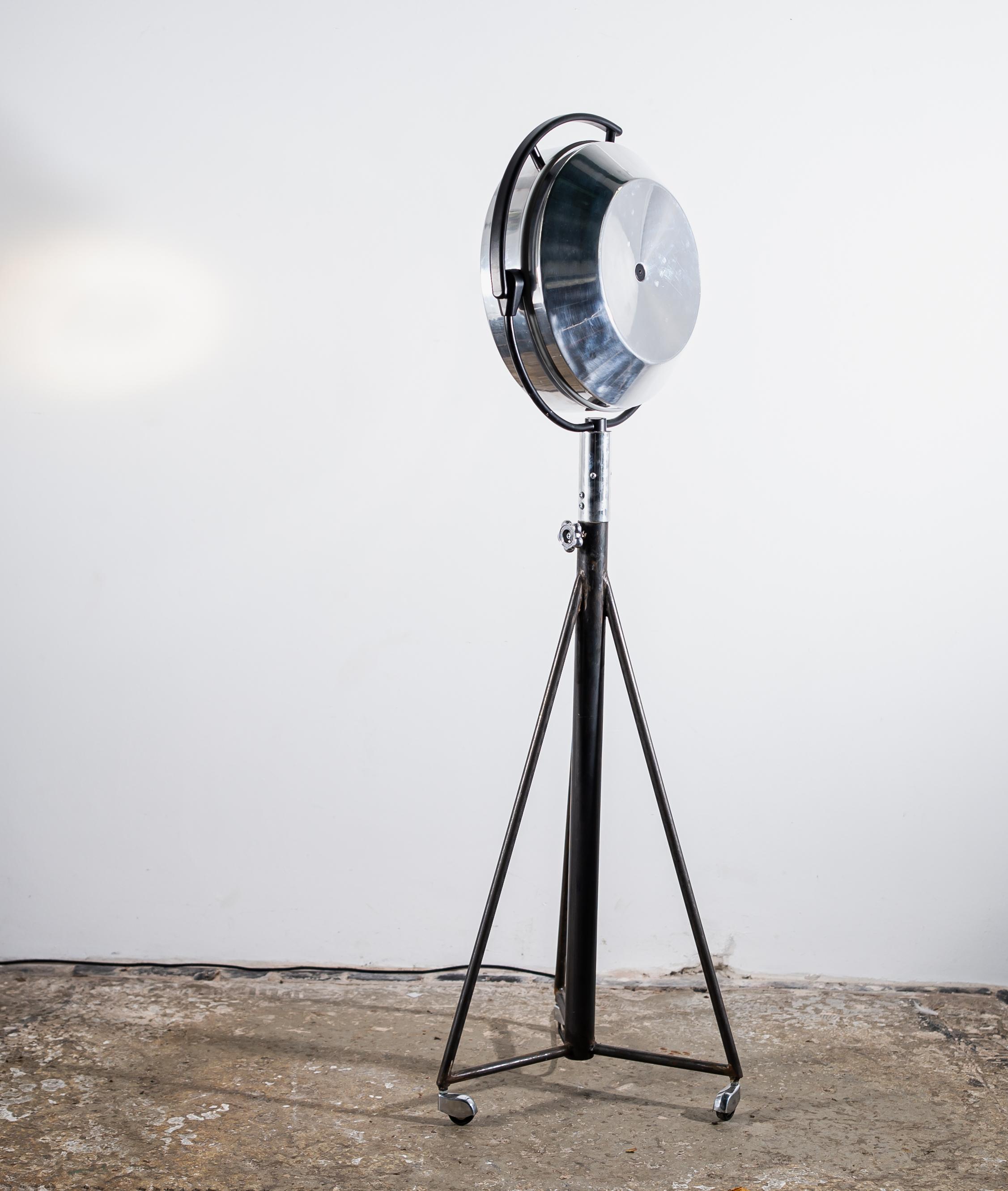 Industrial Surgery Light  'Skytron Astro' in Polished Aluminium on Steel Tripod For Sale