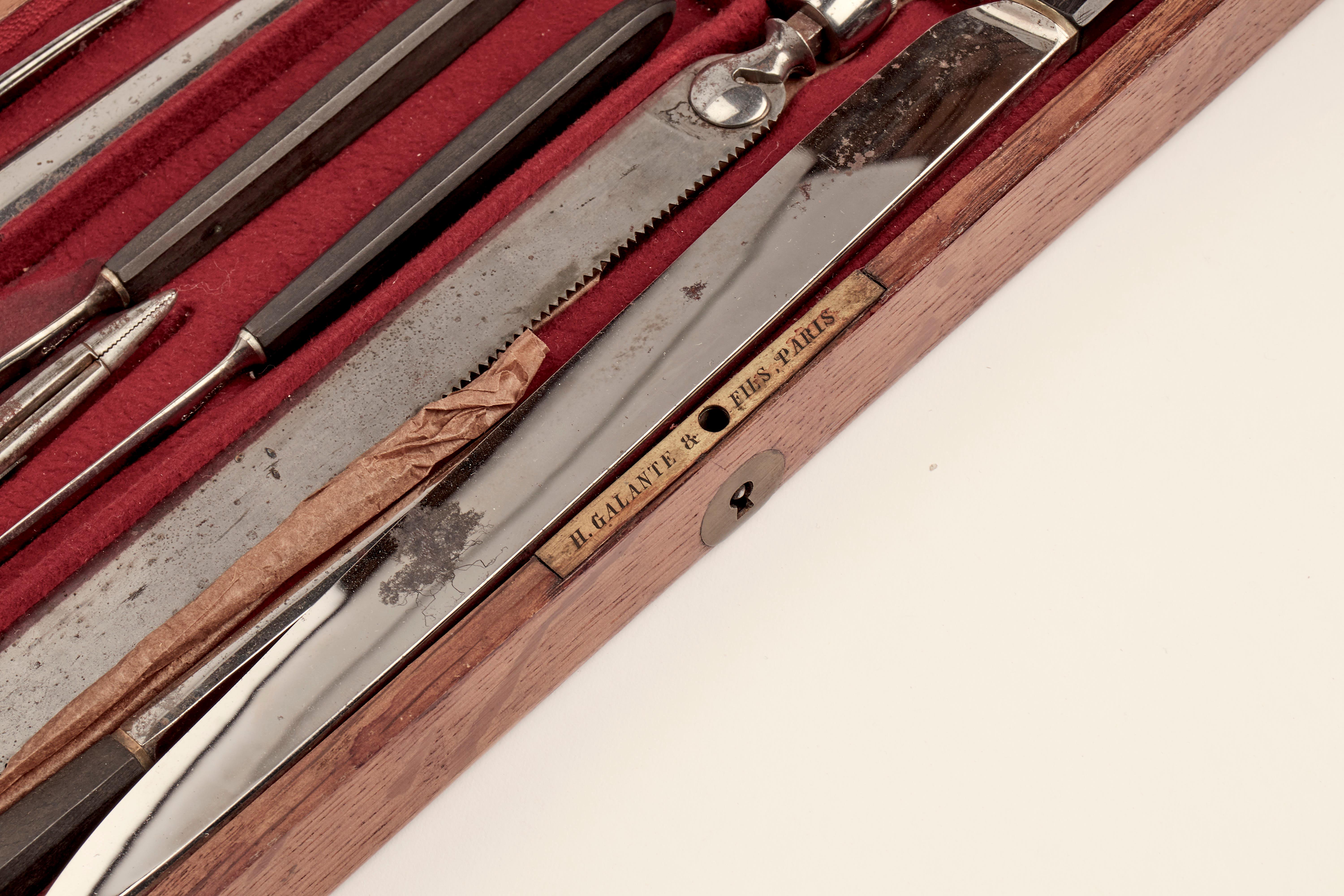 An oak wood case with a complete surgery set of 8 surgical instruments made on steel, with black horn handles and rosewood, signed H. Galante & fils. Paris, France 1870 ca.