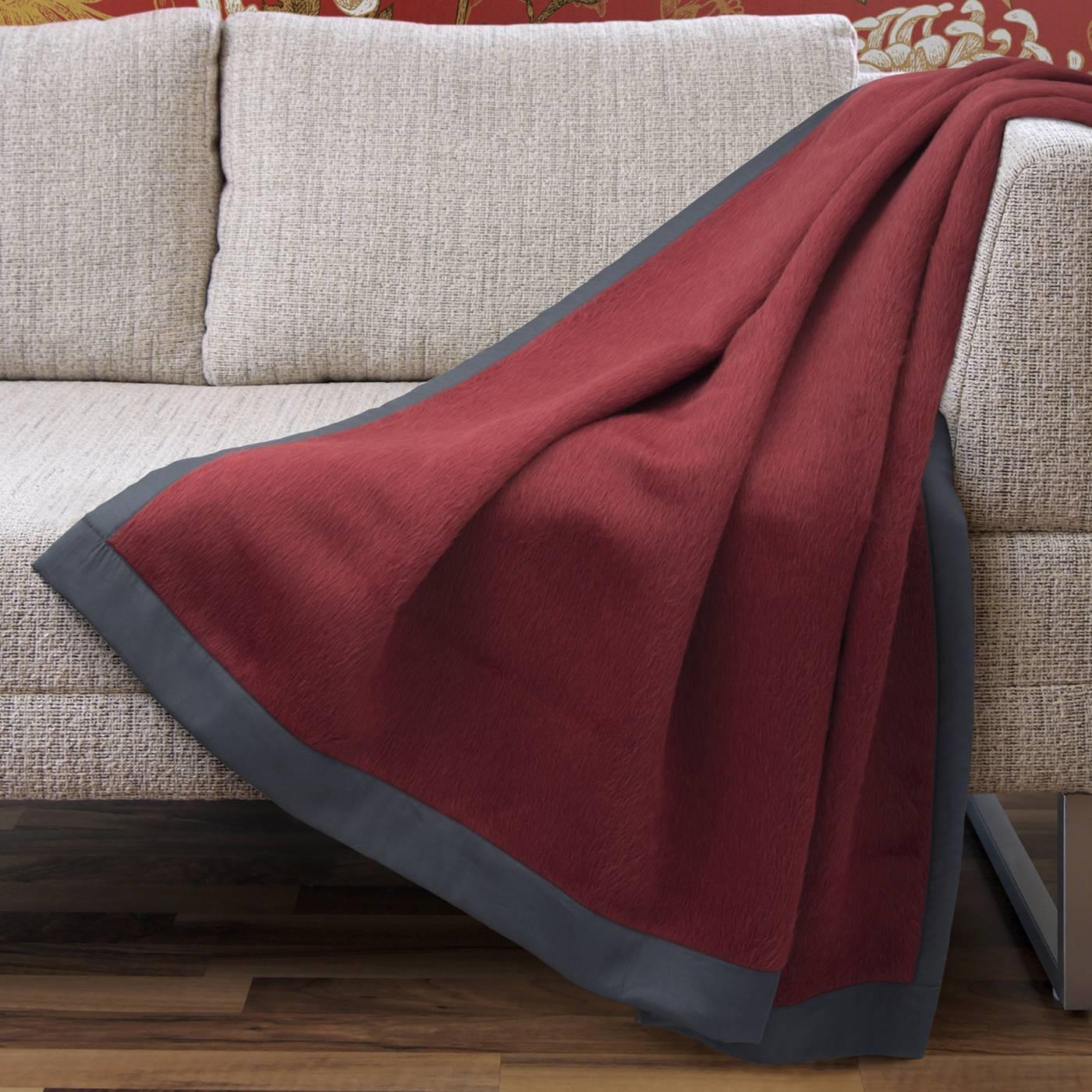 This luxurious, alpaca-and-silk blanket will ensure a stylish and comfortable layer for any chilly night. Made of 70% alpaca and 30% virgin wool, the perfect balance between sumptuous softness and lightweight warmth, this blanket is completed with a