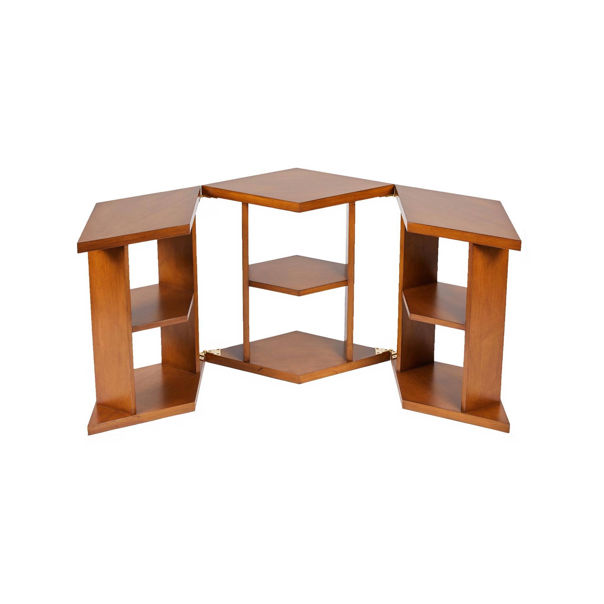 „Surprise“ Ausziehbarer Holz-Beistelltisch aus Ahornholz von Denis de la Mesiere

Handgefertigt in den Werkstätten des renommierten französischen Designers und Antiquitätenhändlers Denis de le Mesiere in Los Angeles und Frankreich, der das Werk von