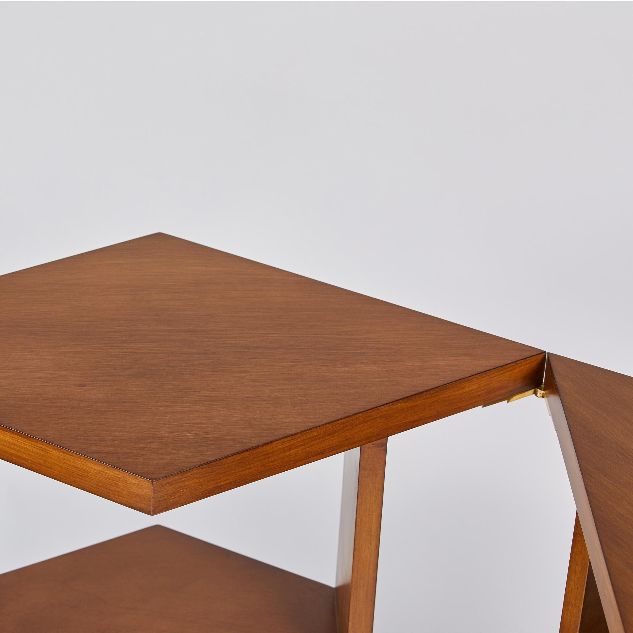 „Surprise“ Ausziehbarer Holz-Beistelltisch aus Ahornholz von Denis de la Mesiere im Zustand „Neu“ im Angebot in Glendale, CA