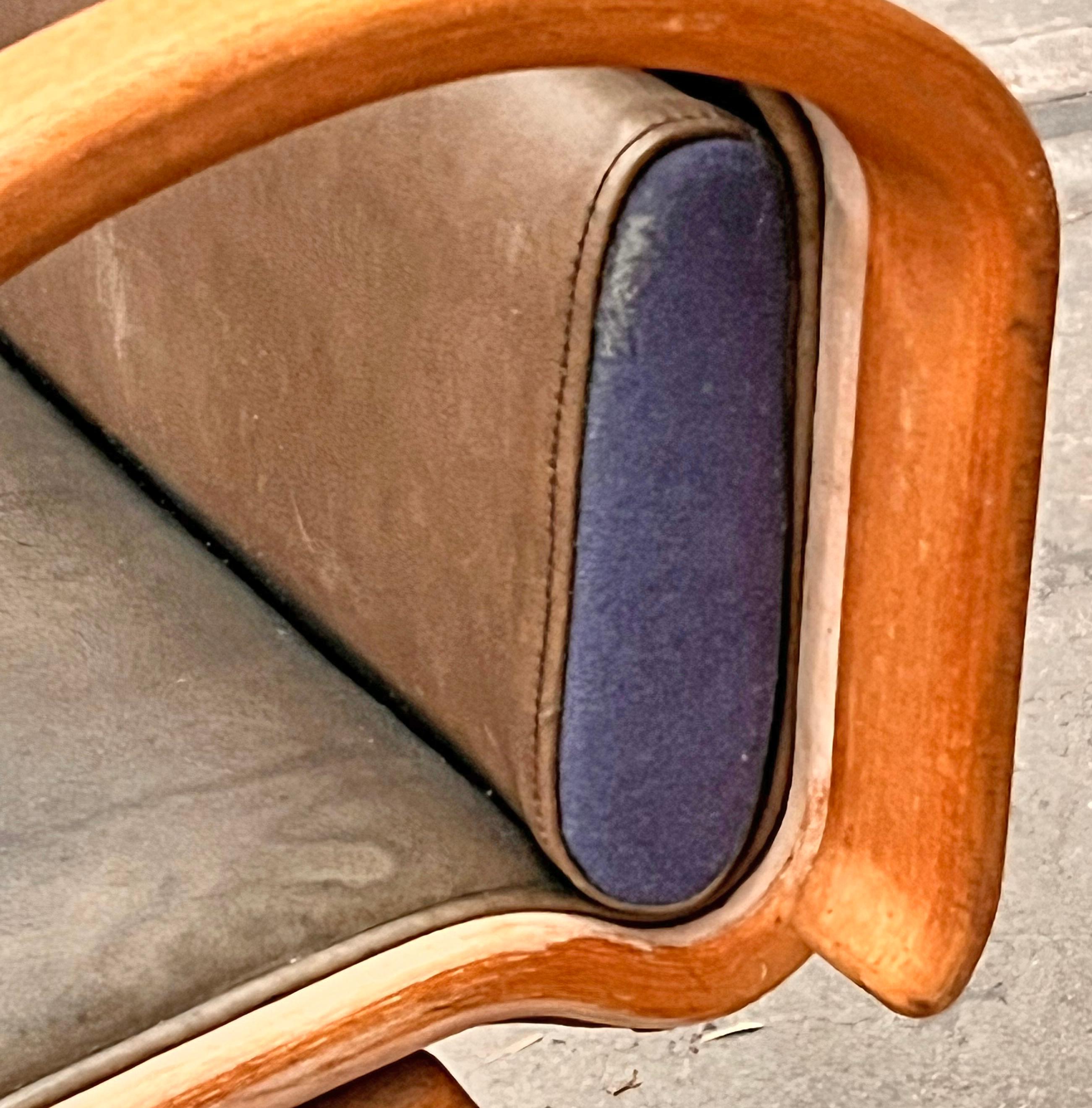 Sorprendente sedia da ufficio degli anni '70 in legno massiccio e pelle, un vero UFO! in vendita 4