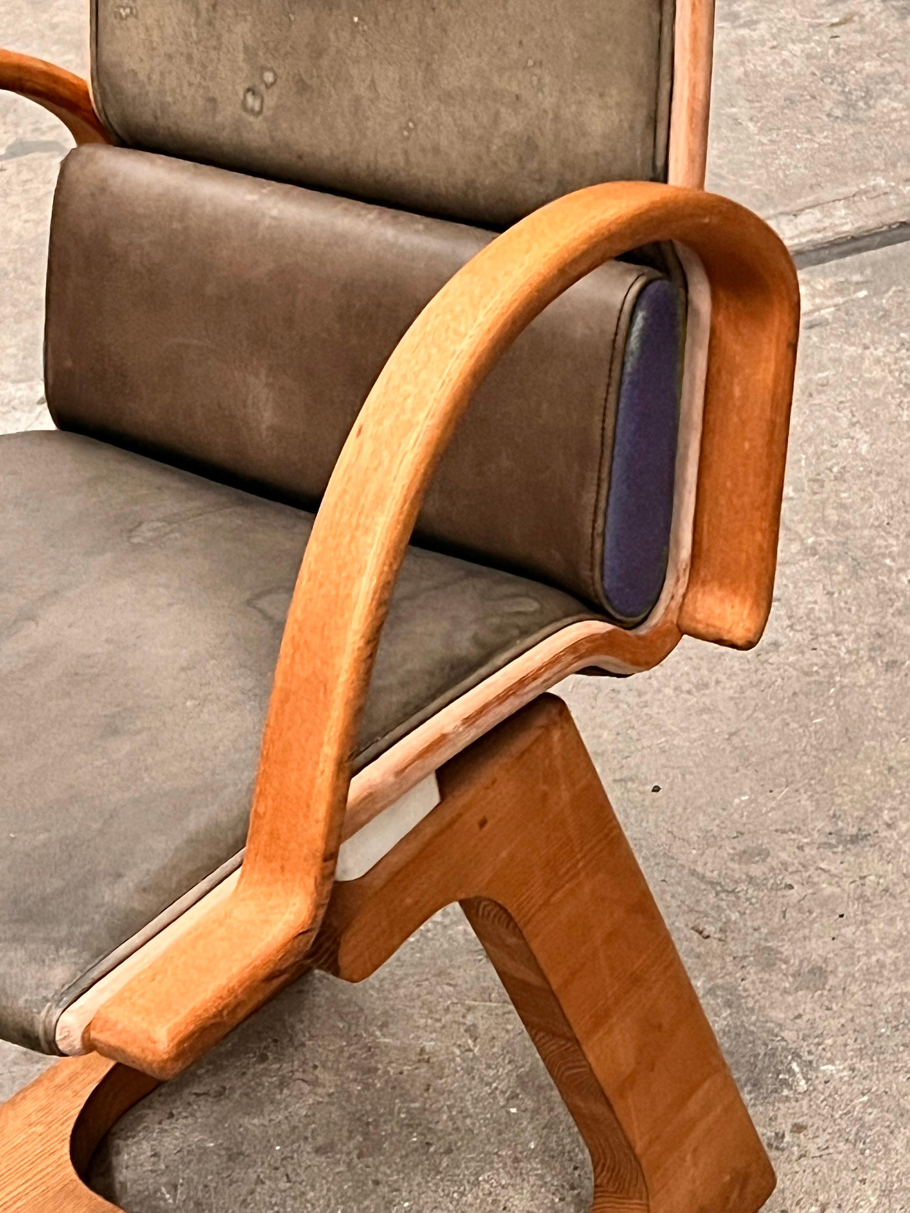Sorprendente sedia da ufficio degli anni '70 in legno massiccio e pelle, un vero UFO! in vendita 5
