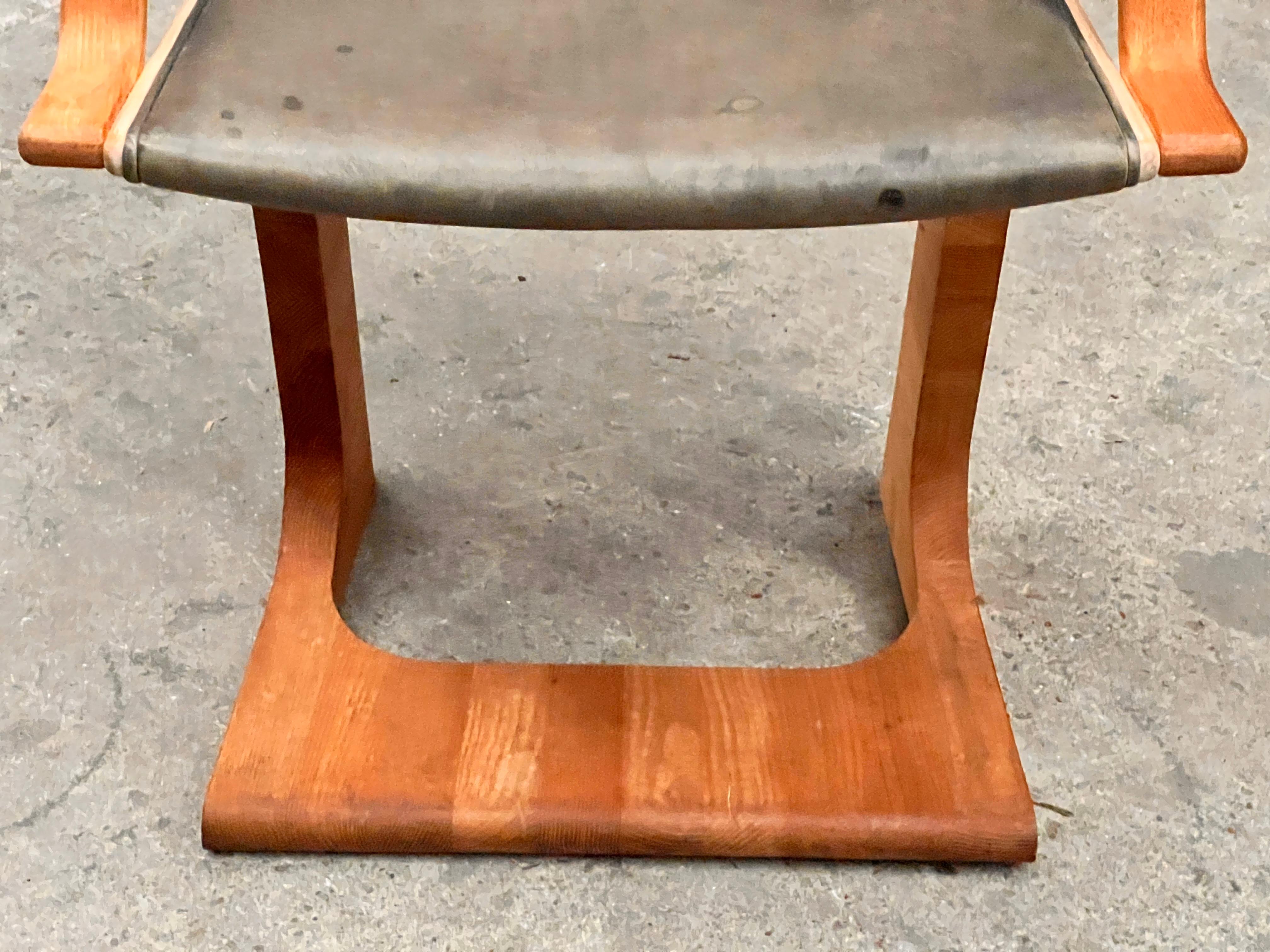 Sorprendente sedia da ufficio degli anni '70 in legno massiccio e pelle, un vero UFO! in vendita 9