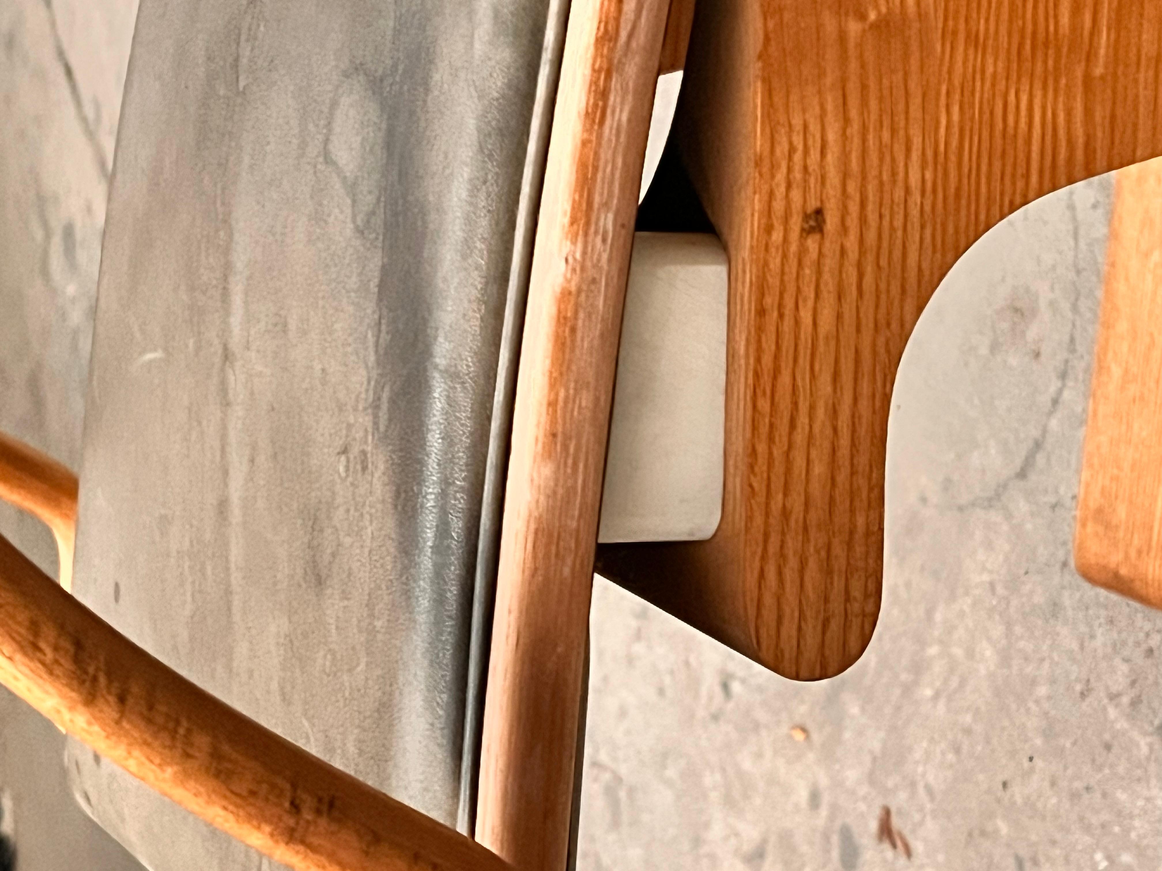 Sorprendente sedia da ufficio degli anni '70 in legno massiccio e pelle, un vero UFO! in vendita 10