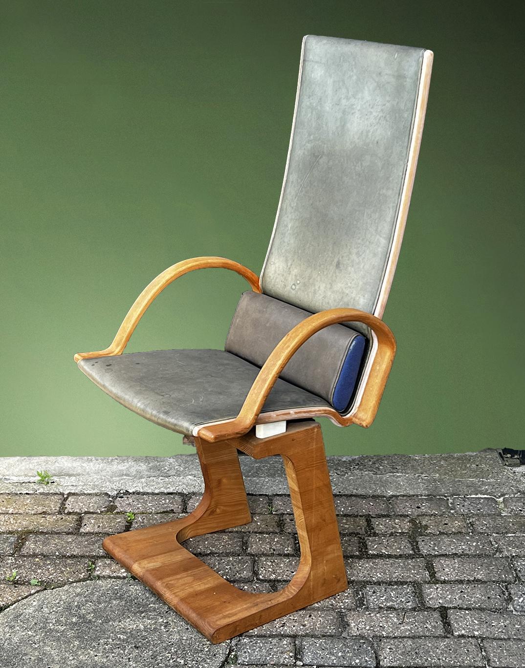 Mid-Century moderno Sorprendente sedia da ufficio degli anni '70 in legno massiccio e pelle, un vero UFO! in vendita