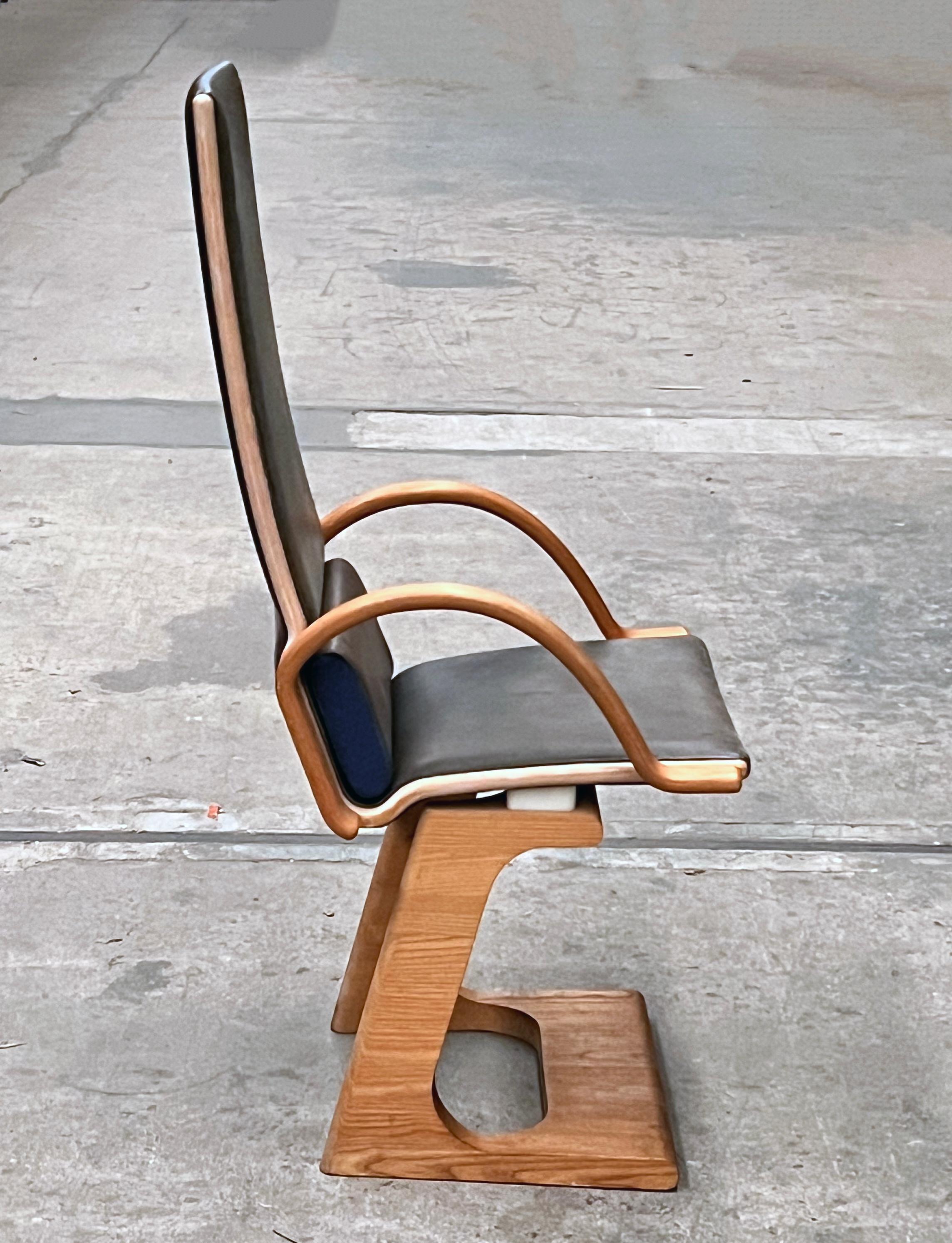 Fine XX secolo Sorprendente sedia da ufficio degli anni '70 in legno massiccio e pelle, un vero UFO! in vendita