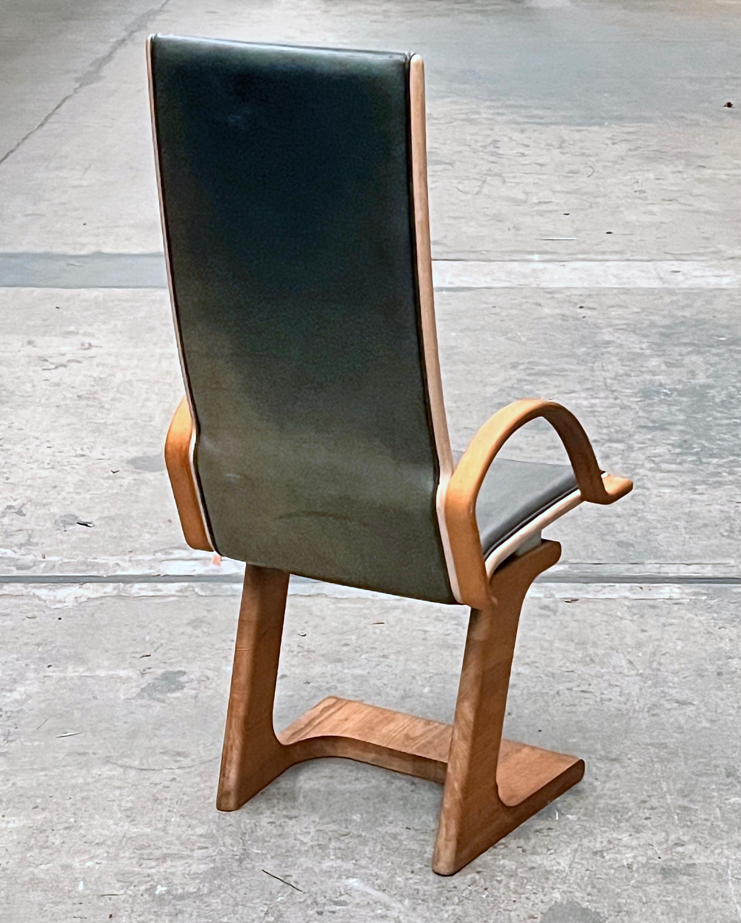 Pelle Sorprendente sedia da ufficio degli anni '70 in legno massiccio e pelle, un vero UFO! in vendita