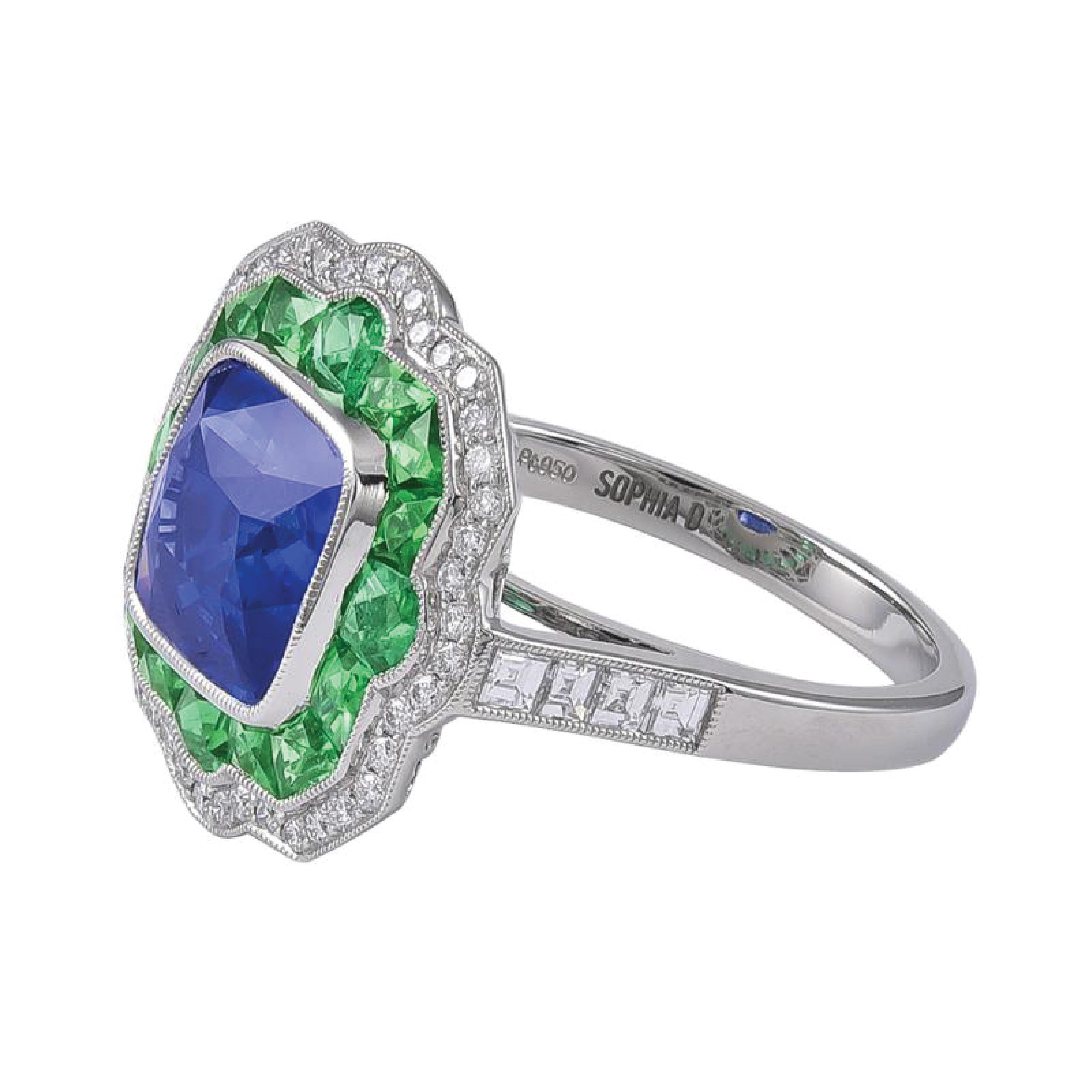 Art Deco inspiriert Platin Ring mit zertifizierten 4,09 Karat Cushion Sapphire Zentrum von Französisch Cut Smaragde mit einem Gesamtgewicht von 0,65 Karat und kleine Diamanten mit einem Gesamtgewicht von 0,22 Karat umgeben.

Sophia D von Joseph
