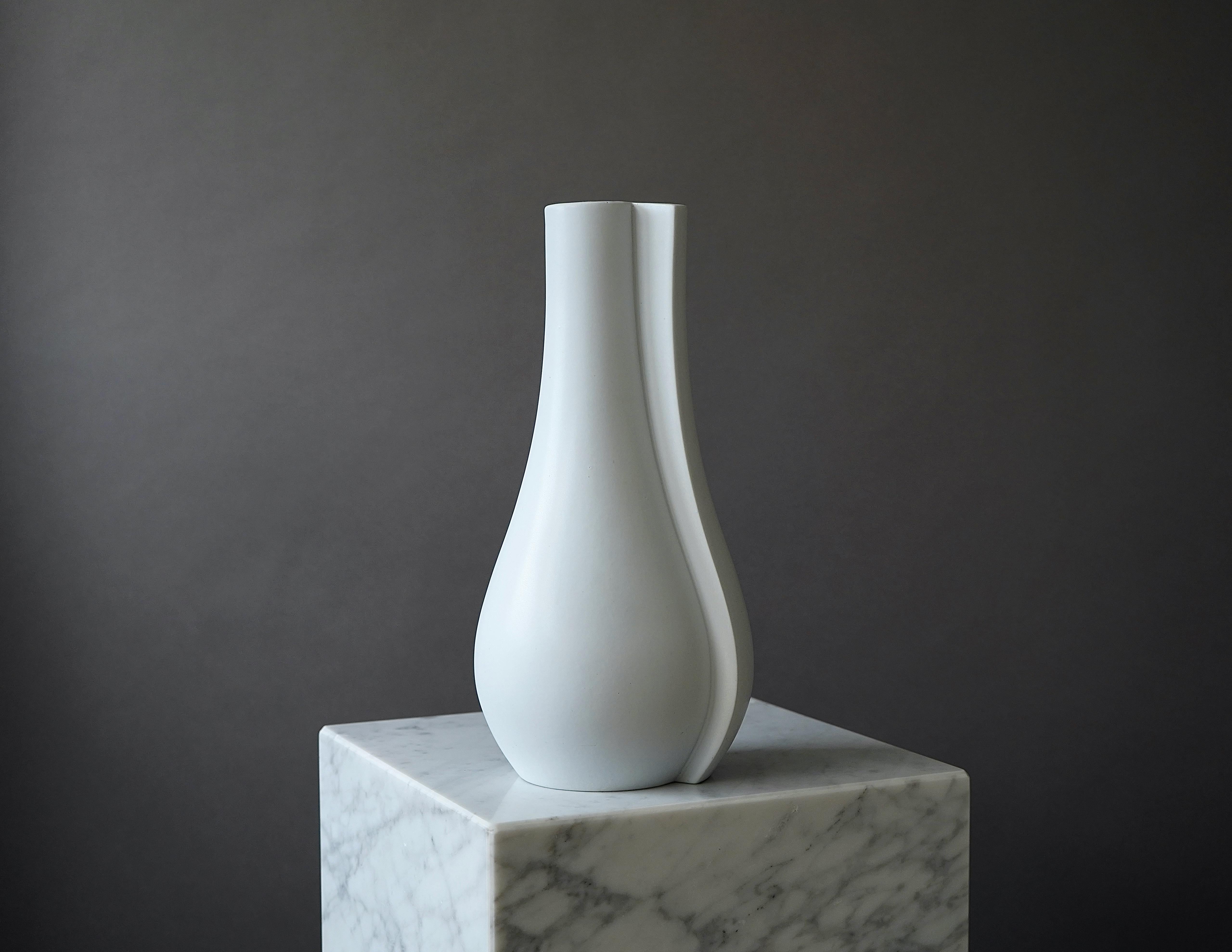Magnifique vase en grès 'Surrea' avec glaçure 'Carrara'. 
Fabriqué par Wilhelm Kåge à Gustavsberg en Suède, dans les années 1940. 
Modernité suédoise

Excellent état. 
Estampillé 