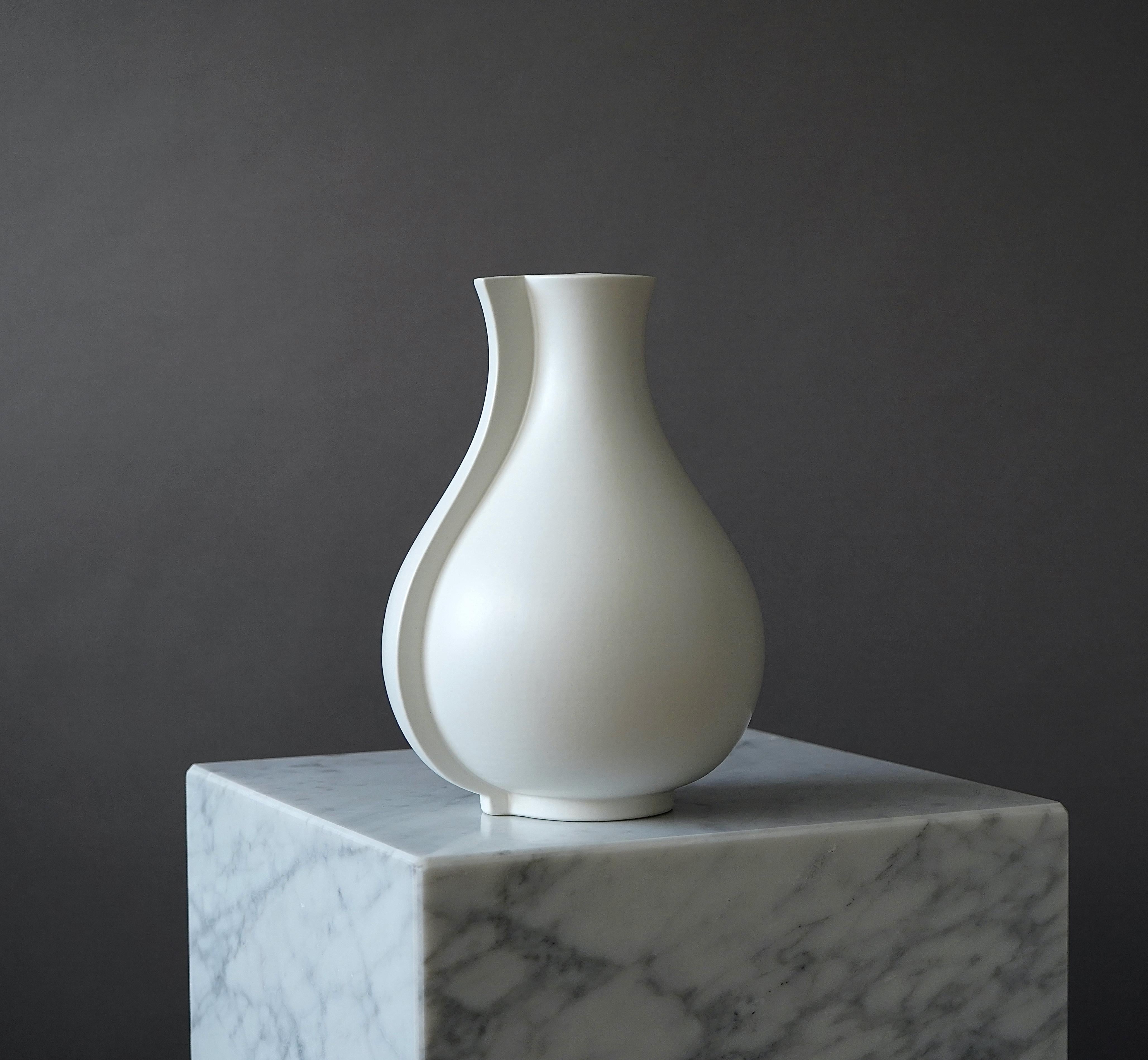 A beautiful 'Surrea' stoneware vase with 'Carrara' glaze. 
Made by Wilhelm Kåge at Gustavsberg in Sweden, 1950s. 

Excellent condition. 
Stamped 'Gustavsberg / SURREA'.

Wilhelm Kåge was a Swedish artist, painter, and ceramicist. Between 1917 and