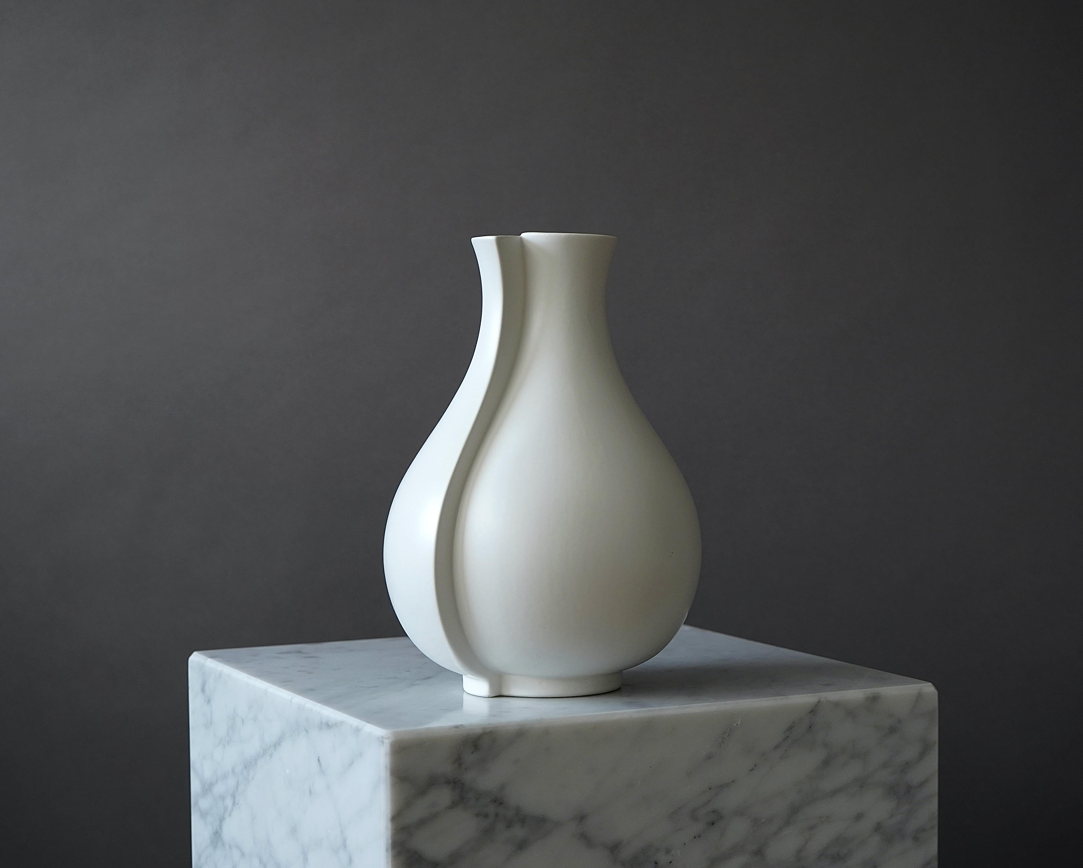 'Surrea' Vase by Wilhelm Kåge for Gustavsberg Studio, Sweden, 1950s In Good Condition For Sale In Malmö, SE