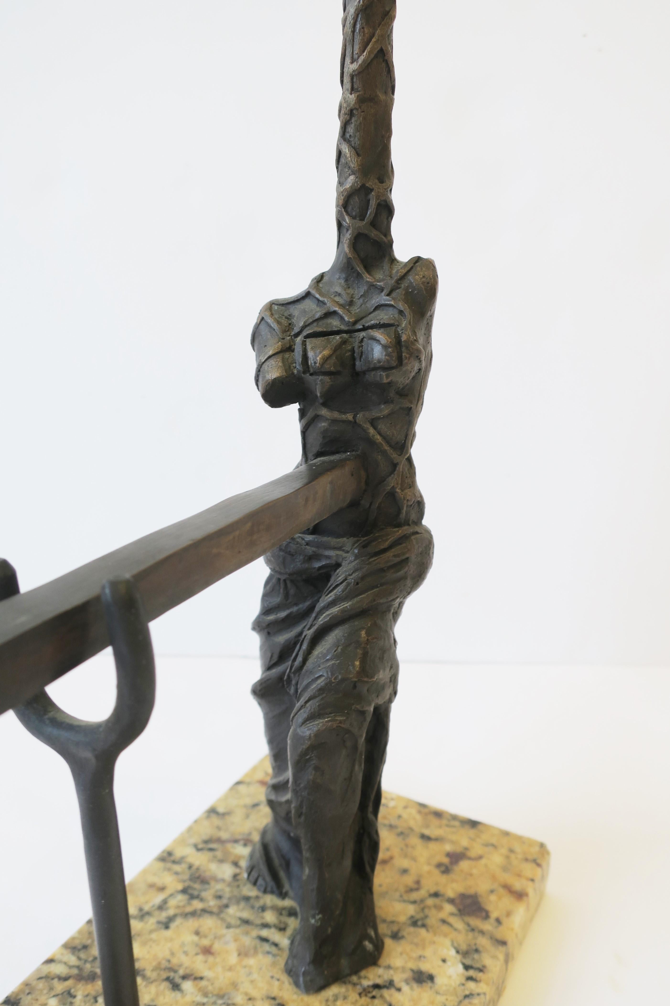 Sculpture féminine surréaliste en bronze sur socle en marbre en vente 4