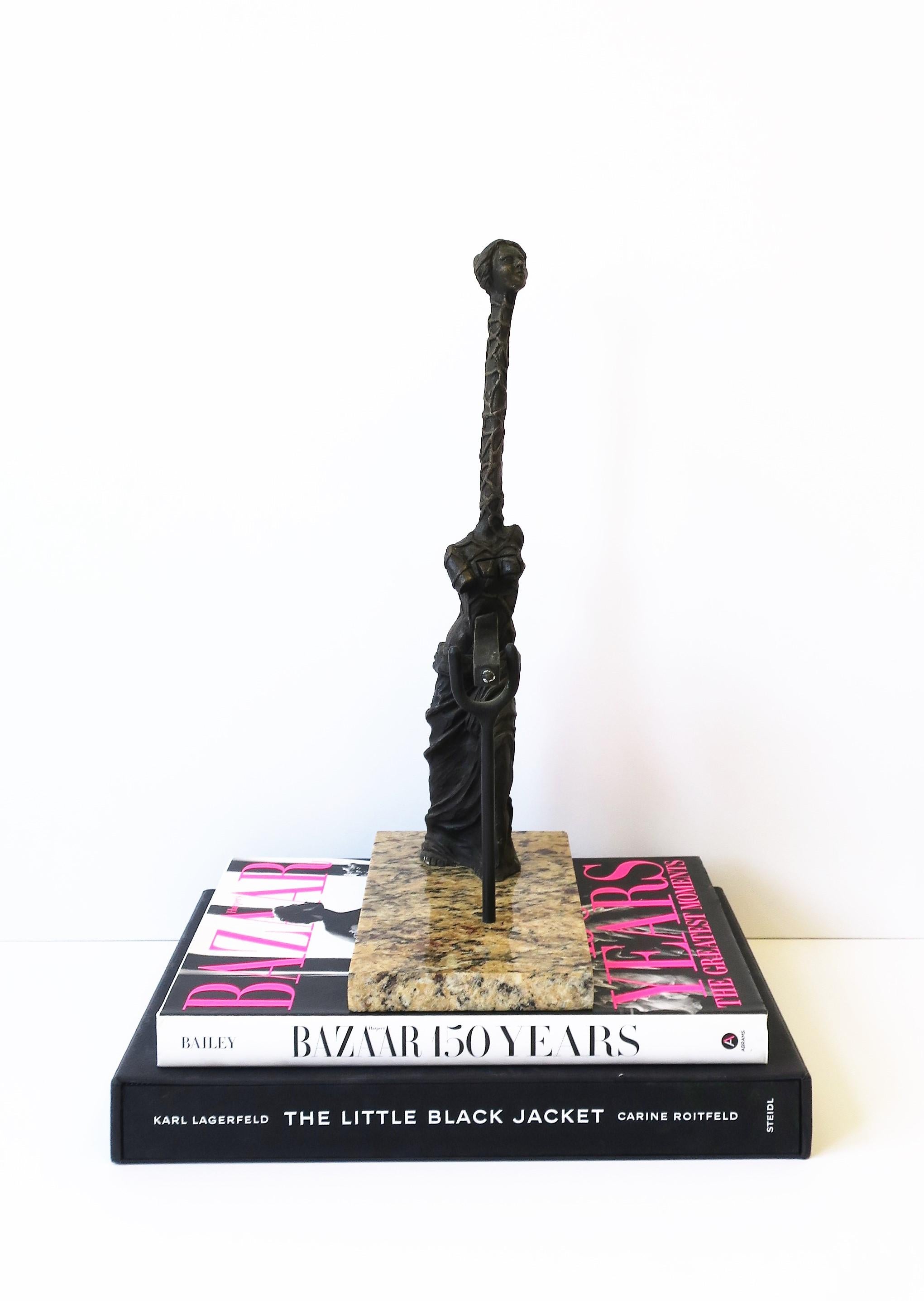 Escultura Surrealista Femenina de Bronce sobre Base de Mármol en venta 2