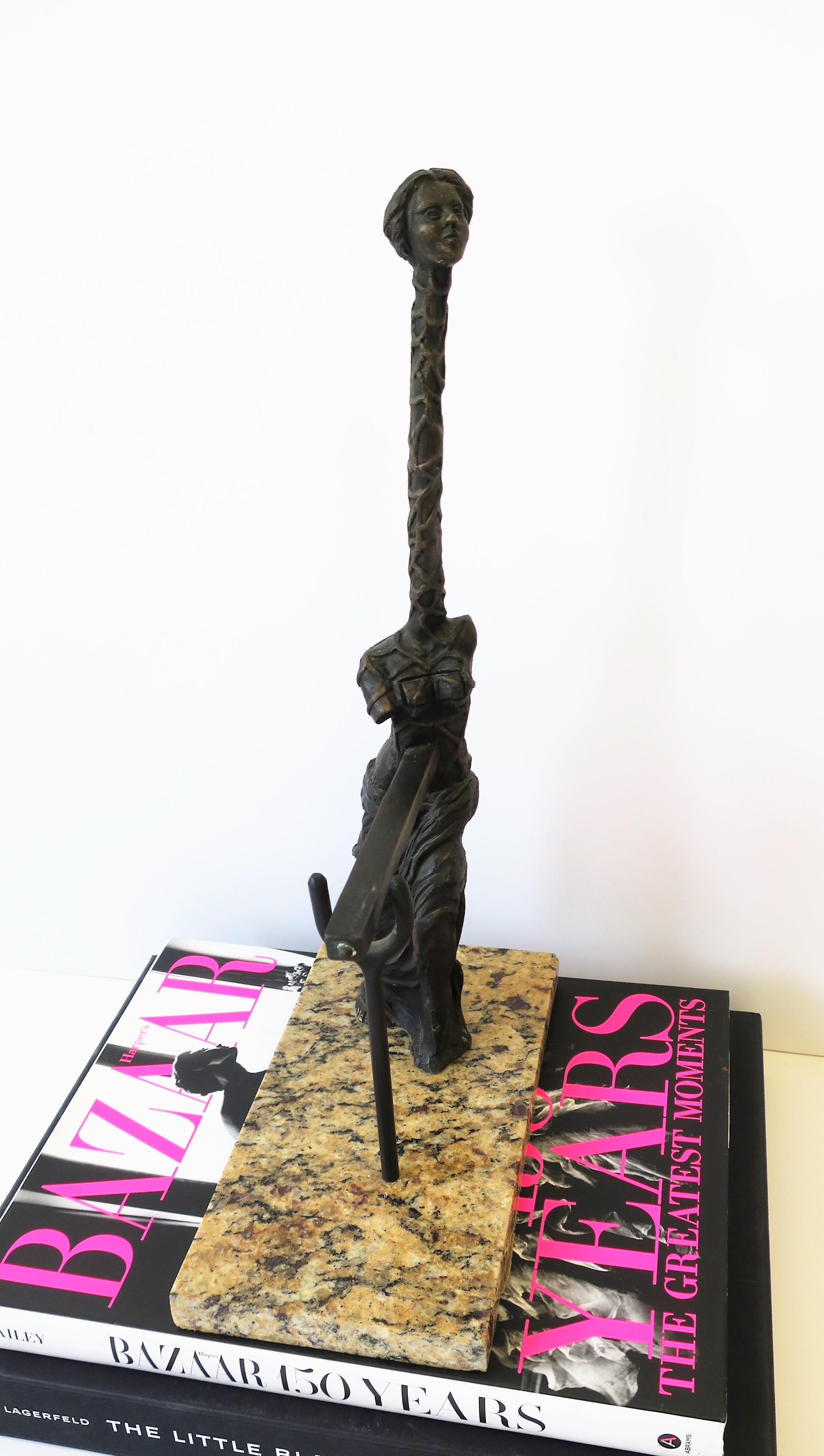 Sculpture féminine surréaliste en bronze sur socle en marbre en vente 2