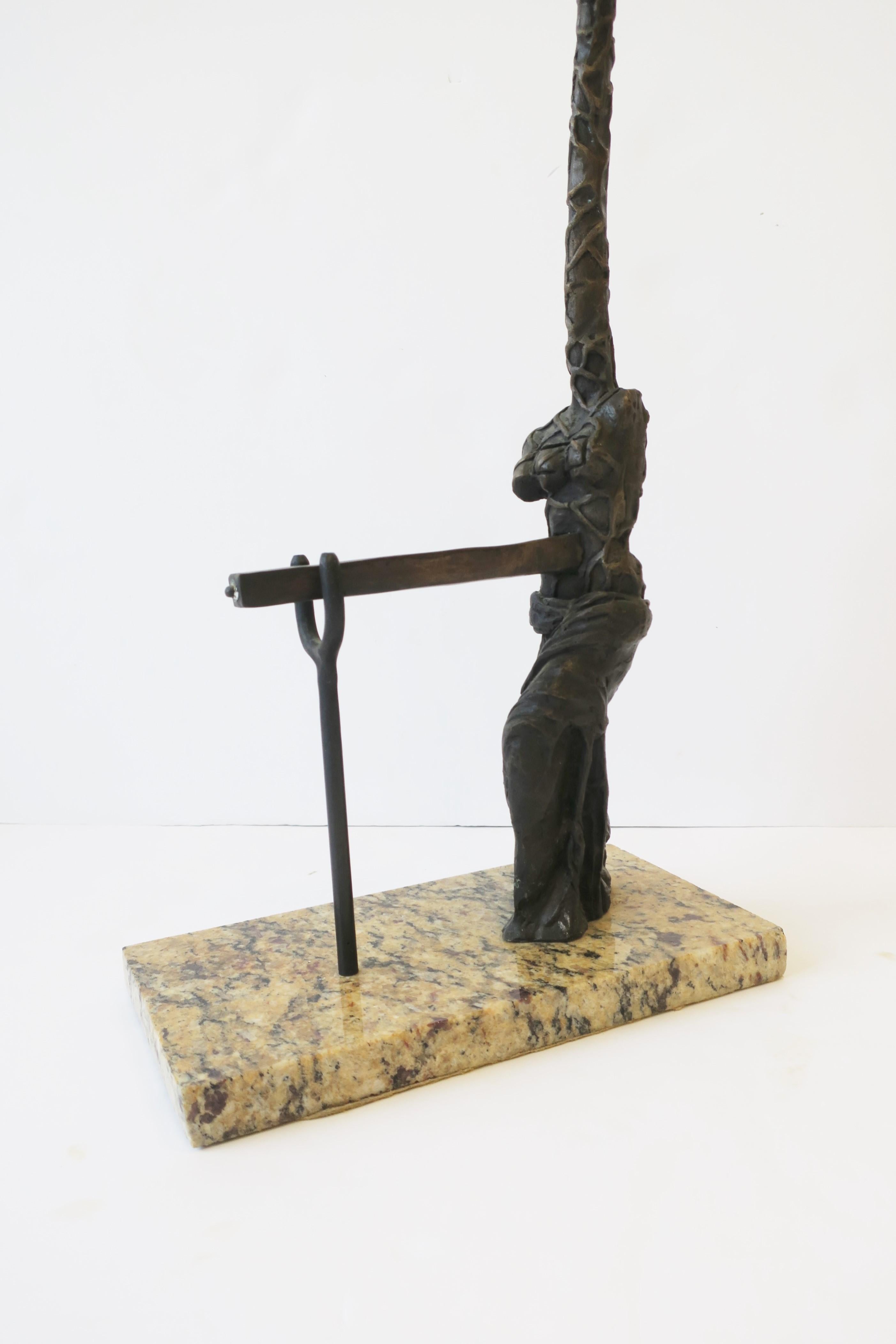 Sculpture féminine surréaliste en bronze sur socle en marbre en vente 3