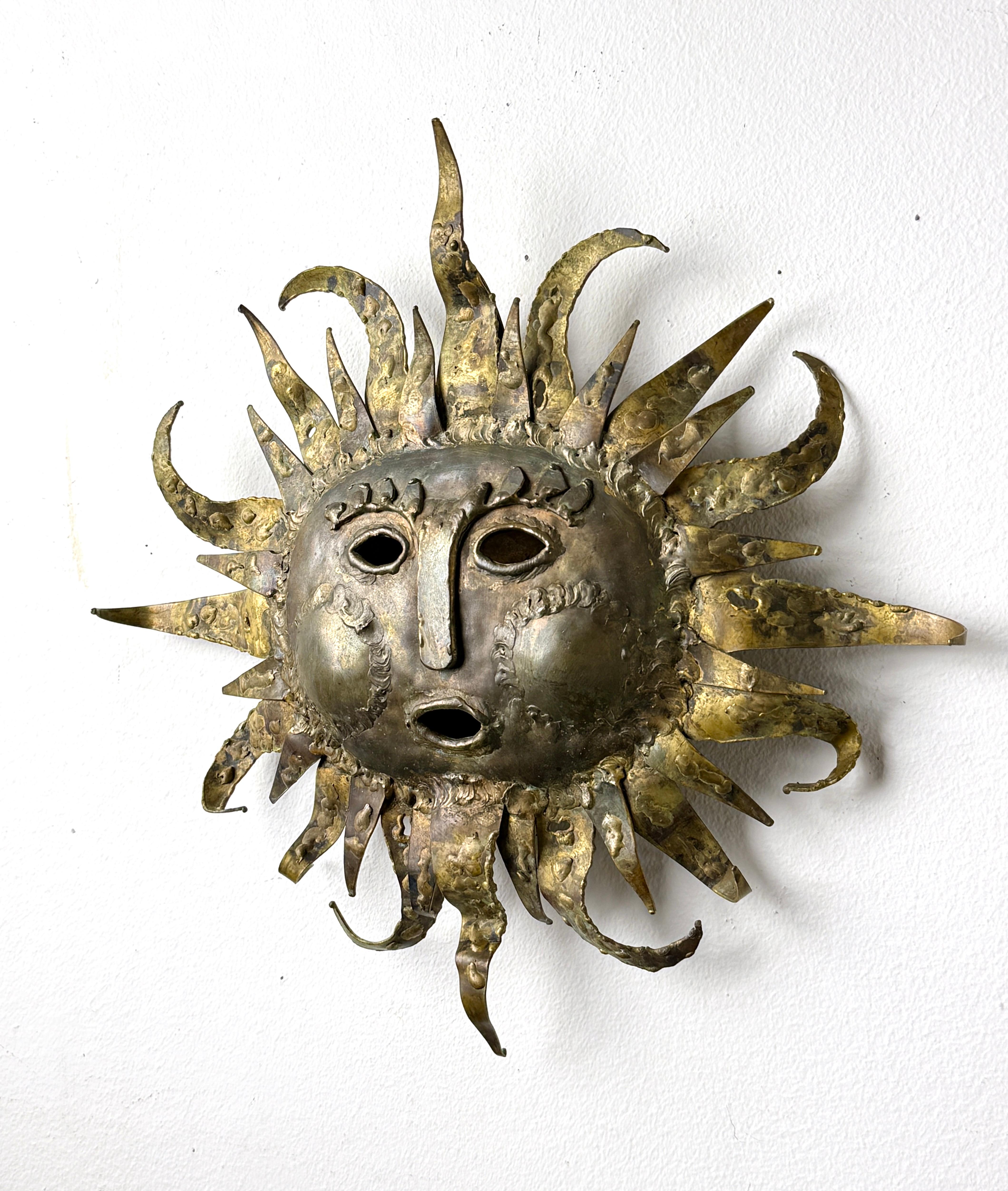 Escultura Surrealista Brutalista de Pared de Latón Cara de Sol Starburst por Emaus México 1970s Moderno de mediados de siglo en venta