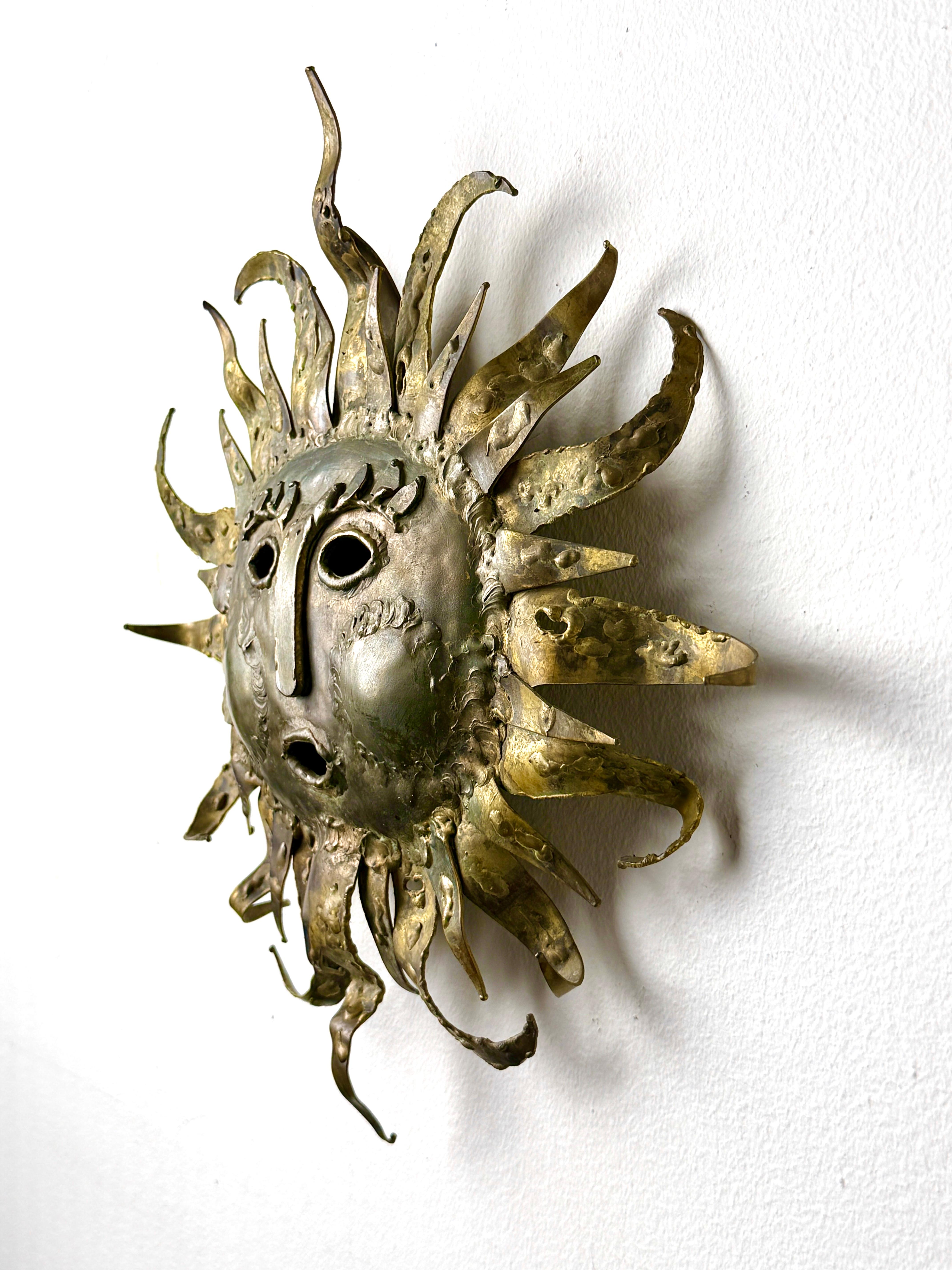 Escultura Surrealista Brutalista de Pared de Latón Cara de Sol Starburst por Emaus México 1970s Mexicano en venta