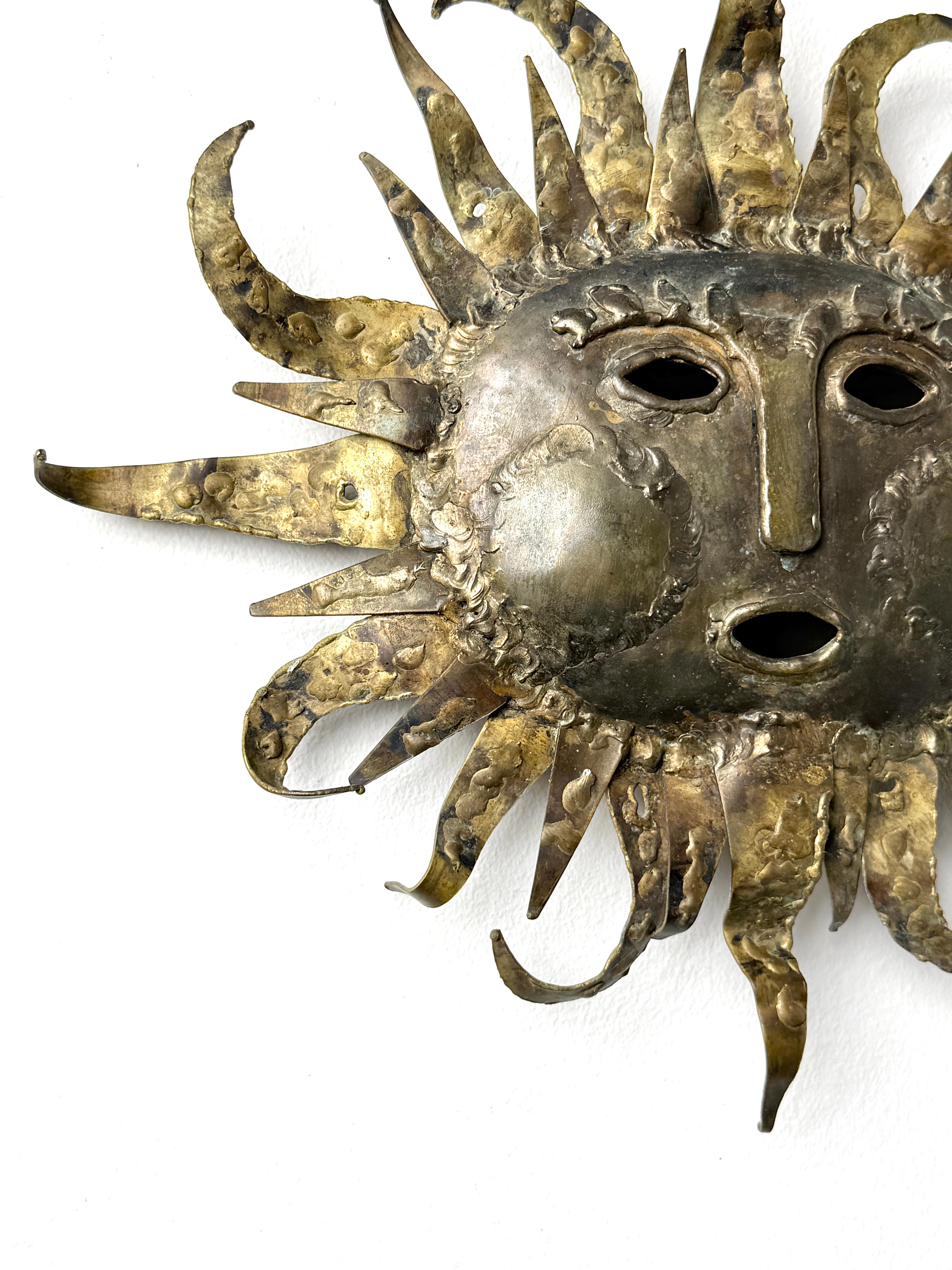 Escultura Surrealista Brutalista de Pared de Latón Cara de Sol Starburst por Emaus México 1970s Soldado en venta