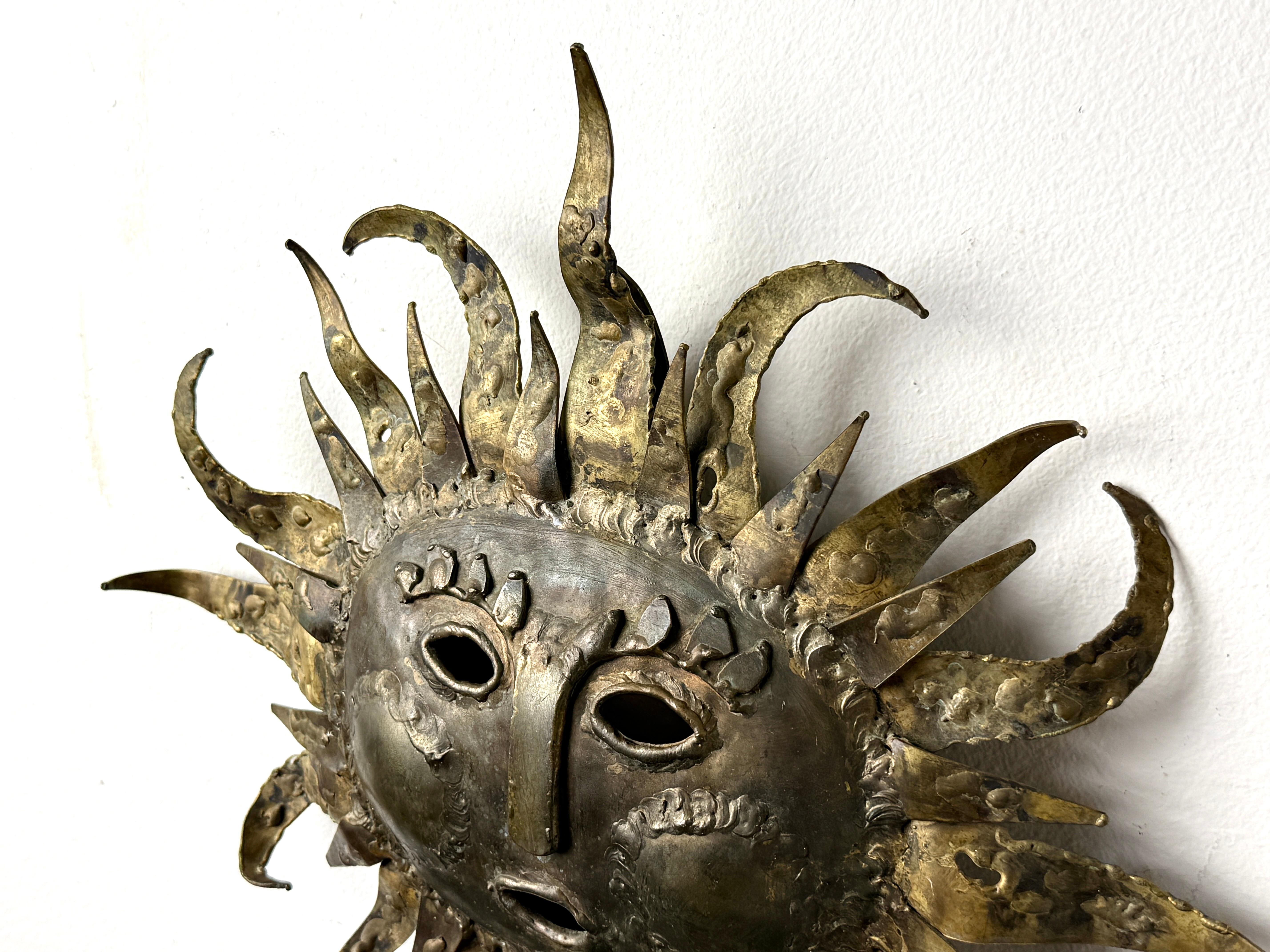 Escultura Surrealista Brutalista de Pared de Latón Cara de Sol Starburst por Emaus México 1970s en Bueno estado para la venta en Troy, MI