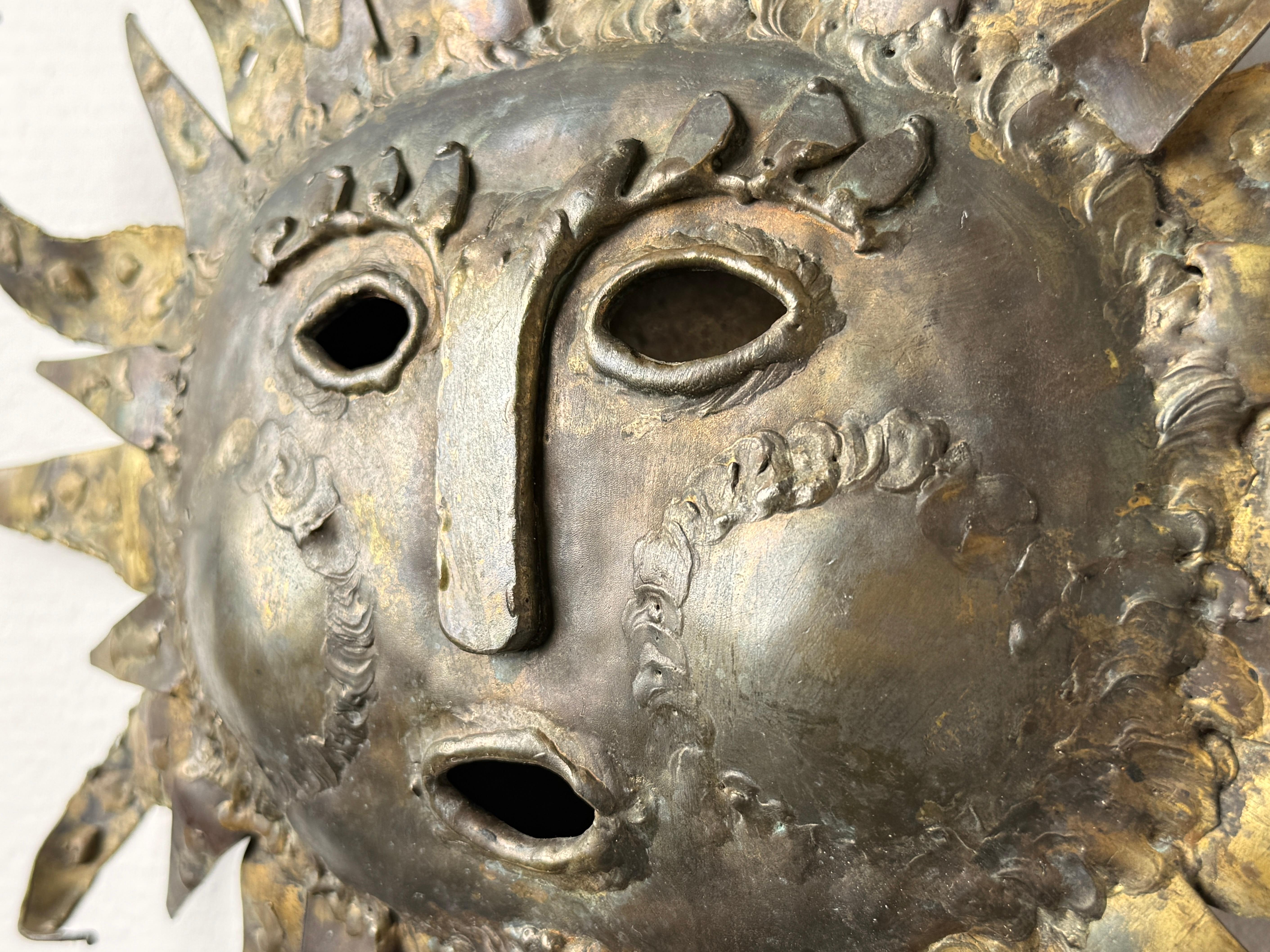 Escultura Surrealista Brutalista de Pared de Latón Cara de Sol Starburst por Emaus México 1970s finales del siglo XX en venta