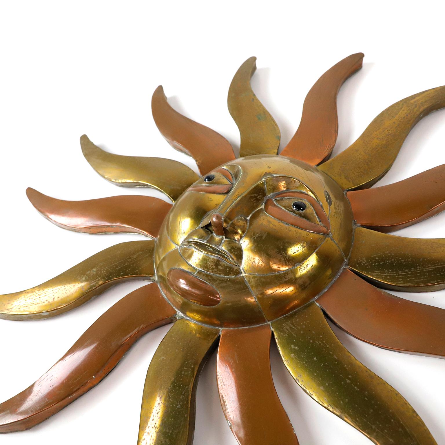 Nous proposons cette sculpture de soleil brutaliste surréaliste en laiton et bronze de Sergio Bustamante, datant d'environ 1970.