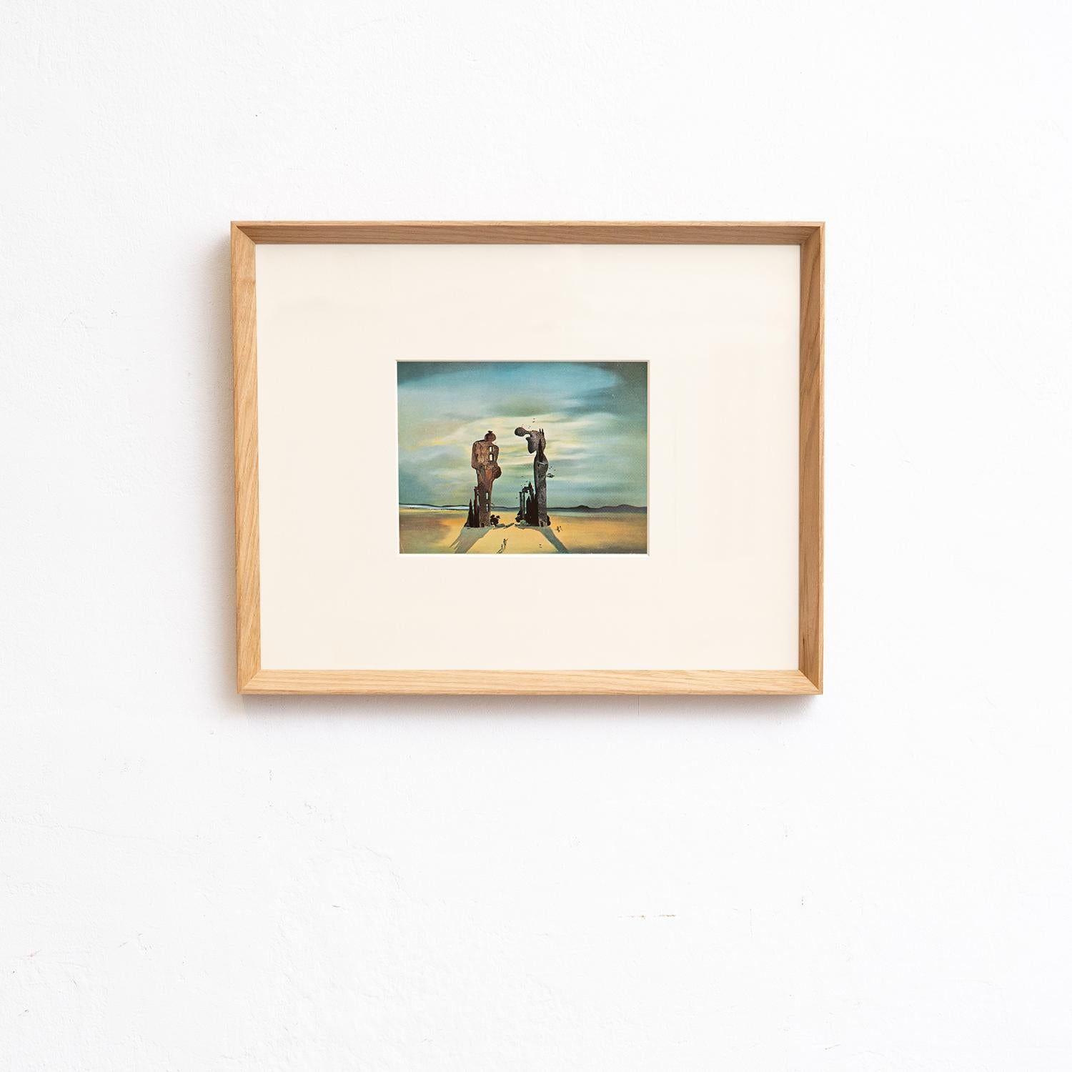 Tauchen Sie ein in die fantastische Welt von Salvador Dalí mit diesem fesselnden Farbklischee, das 1957 von Editions du Chêne in Paris, Frankreich, sorgfältig herausgegeben wurde. Eingefasst in einen wunderschönen Massivholzrahmen mit einer Breite