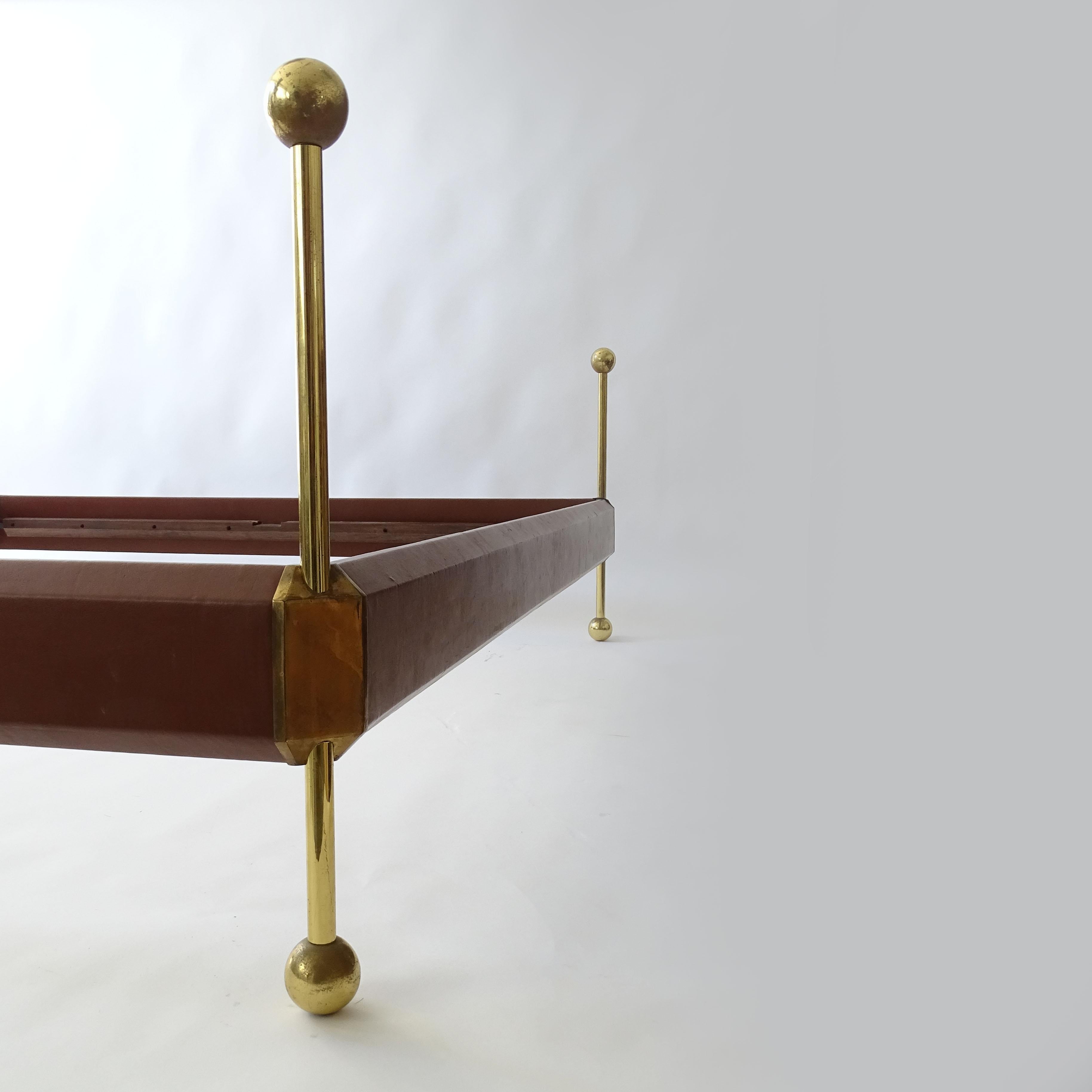 Surrealista cama de matrimonio italiana de los años 60 de latón y piel sintética Italiano en venta