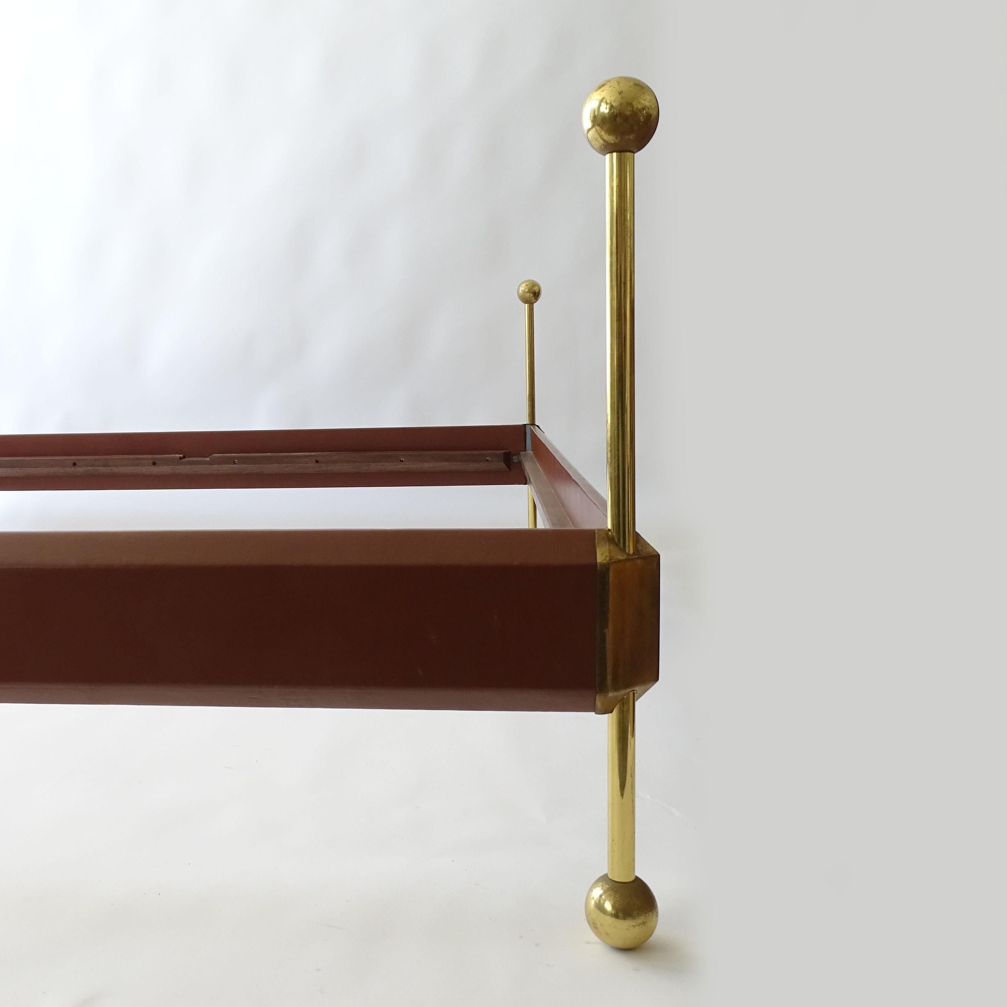 Surrealista cama de matrimonio italiana de los años 60 de latón y piel sintética mediados del siglo XX en venta