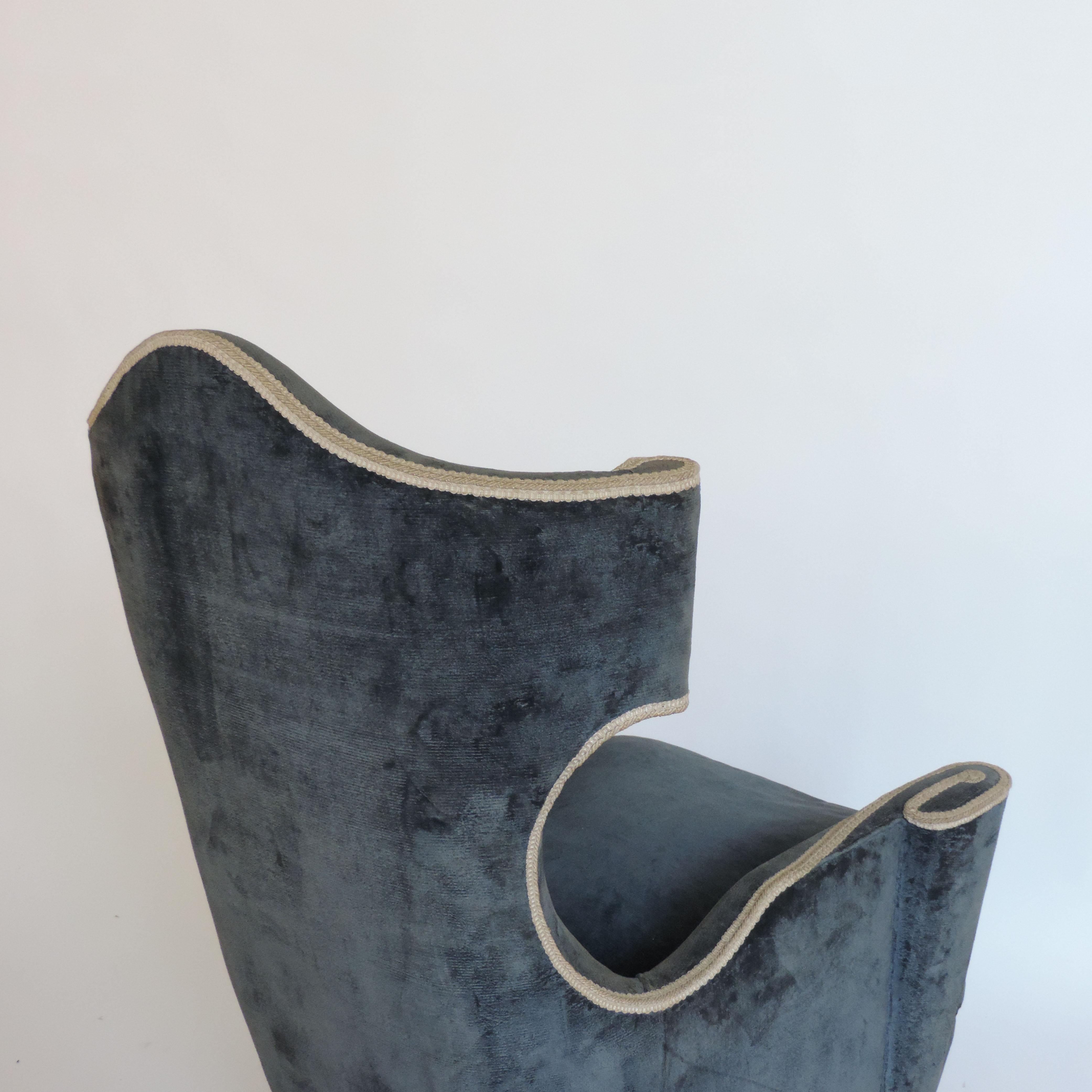 Surreales Paar italienischer Sessel Bergeres aus den 1950er Jahren mit originaler dunkelblauer Samtpolsterung.
Kegelförmige Holzbeine